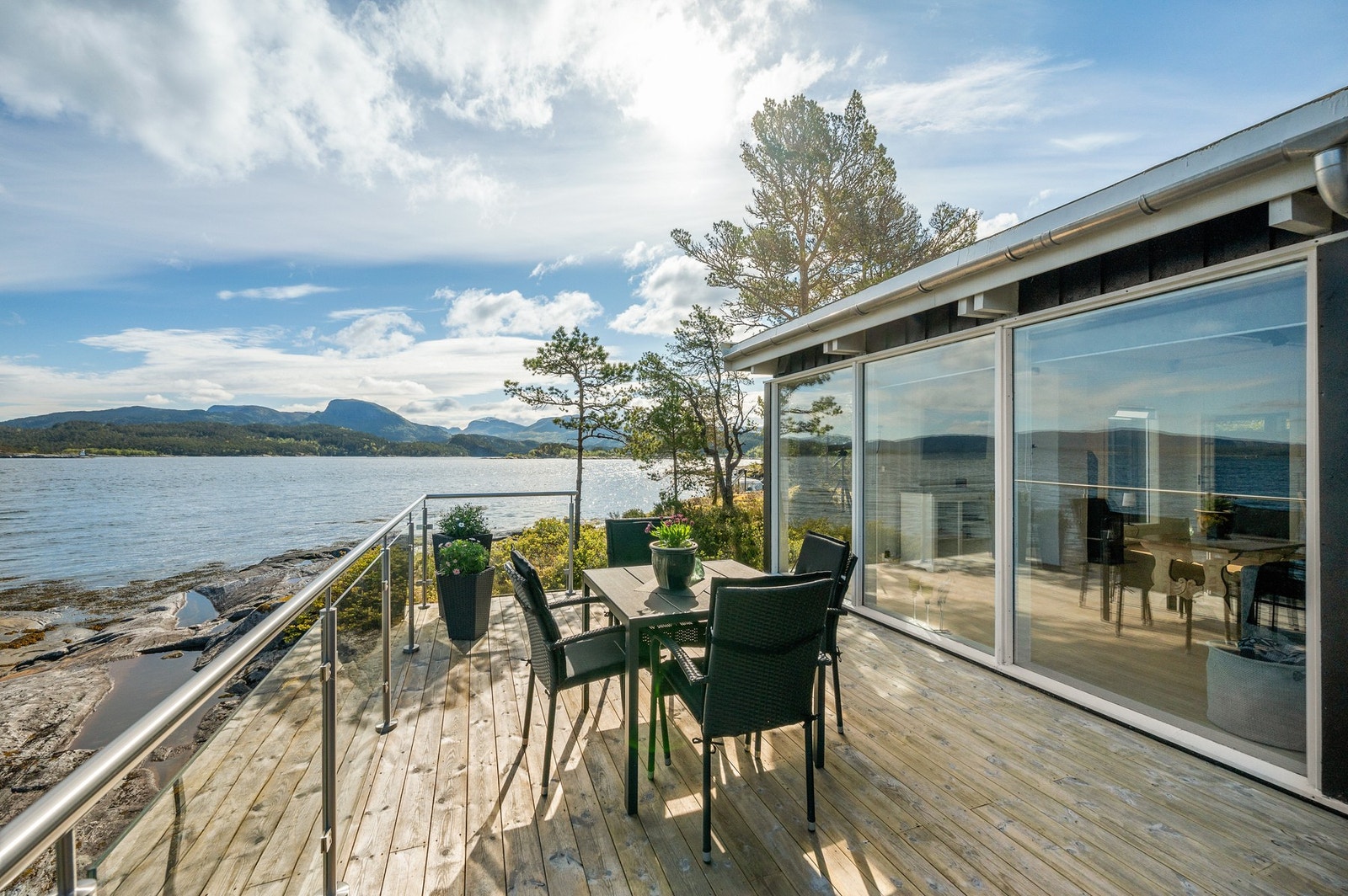 Vinduer fra gulv til tak på stua gir masse lys. Galleribilde