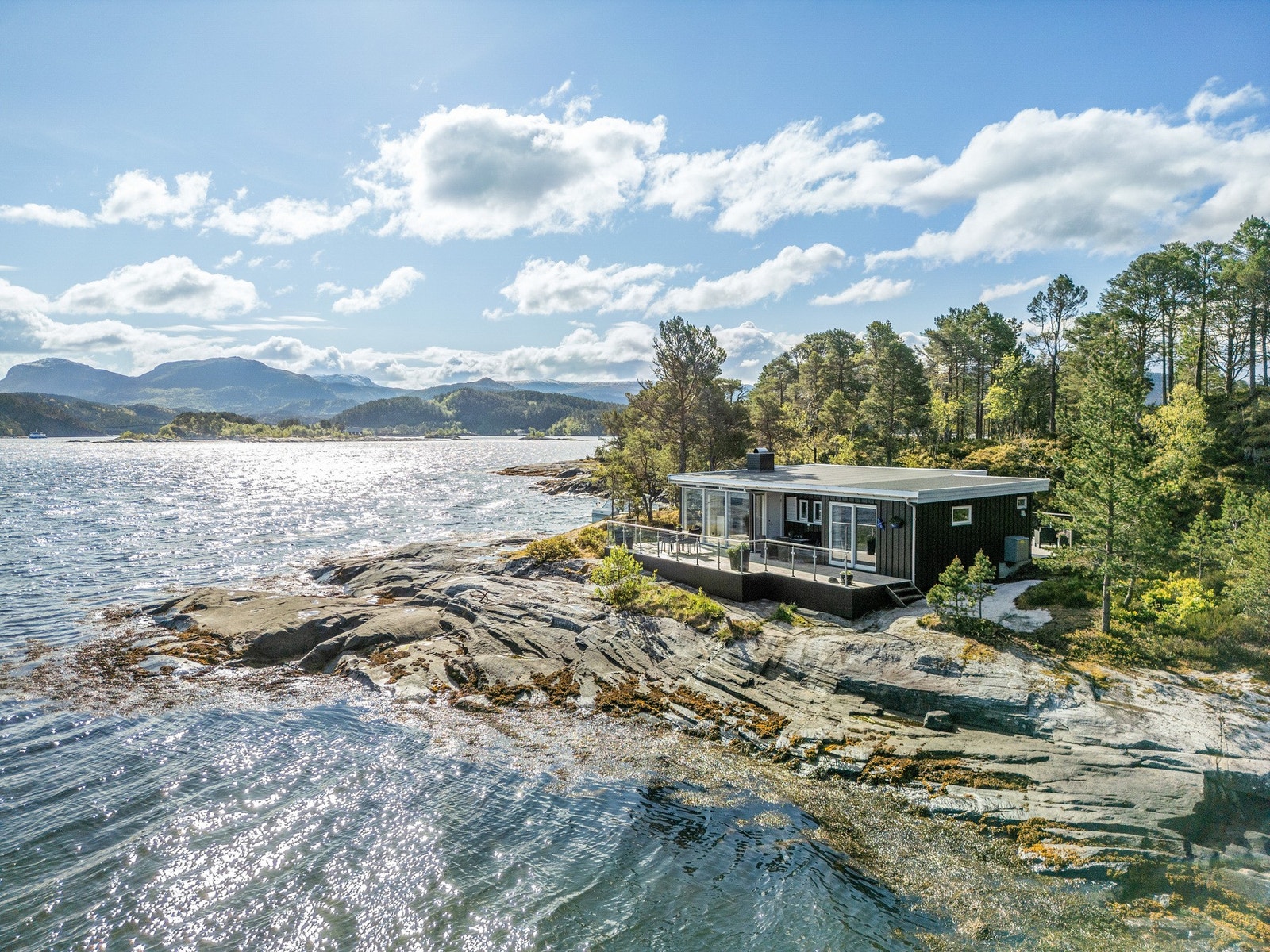 Her senker roen seg umiddelbart - terrasser på begge sider av hytta hvor de gode solforholdene nytes. Galleribilde