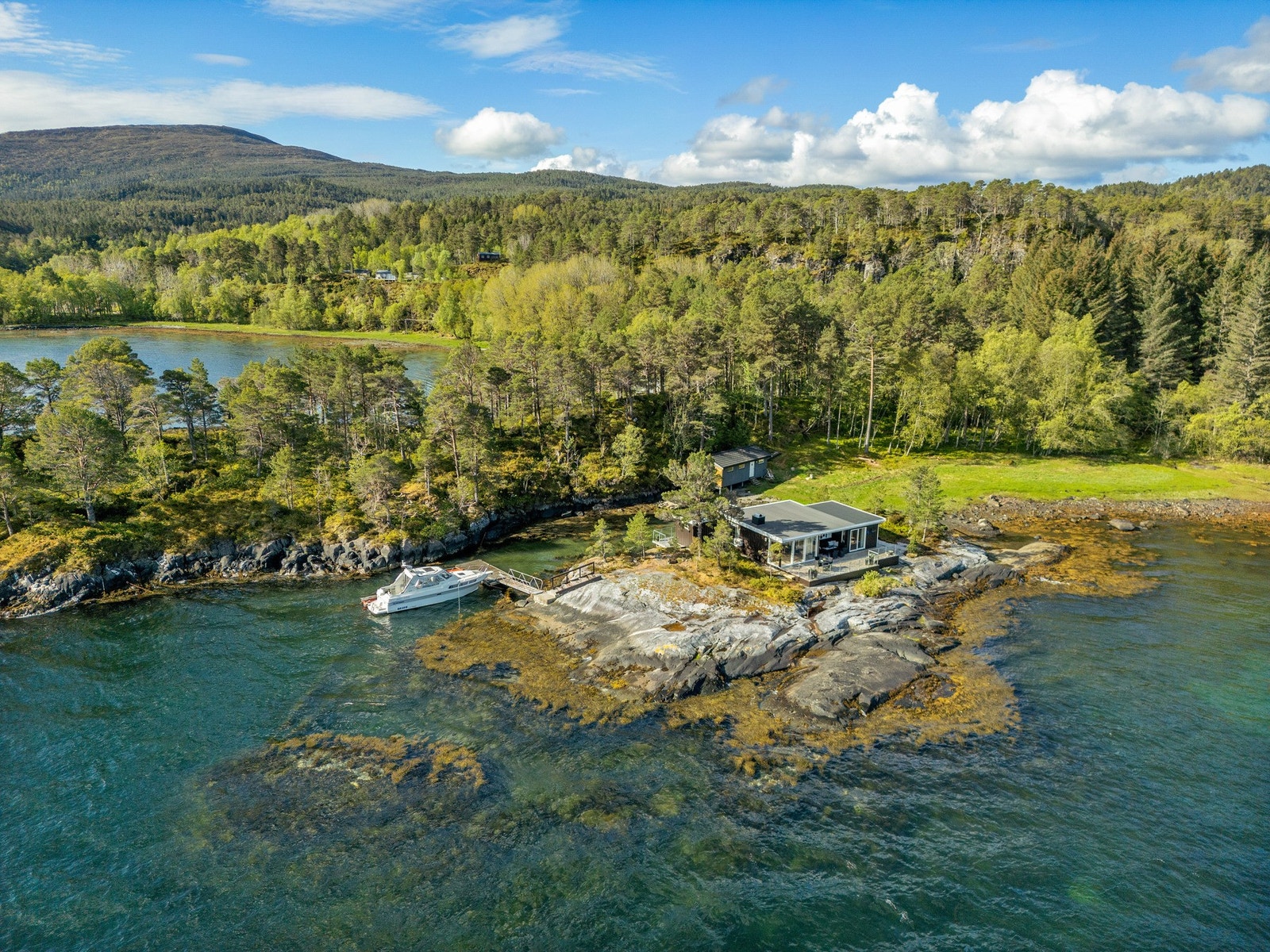 Velkommen til Ånesvegen 198 - en fantastisk fritidseiendom med unik beliggenhet på egen holme, helt skjermet for innsyn. Galleribilde