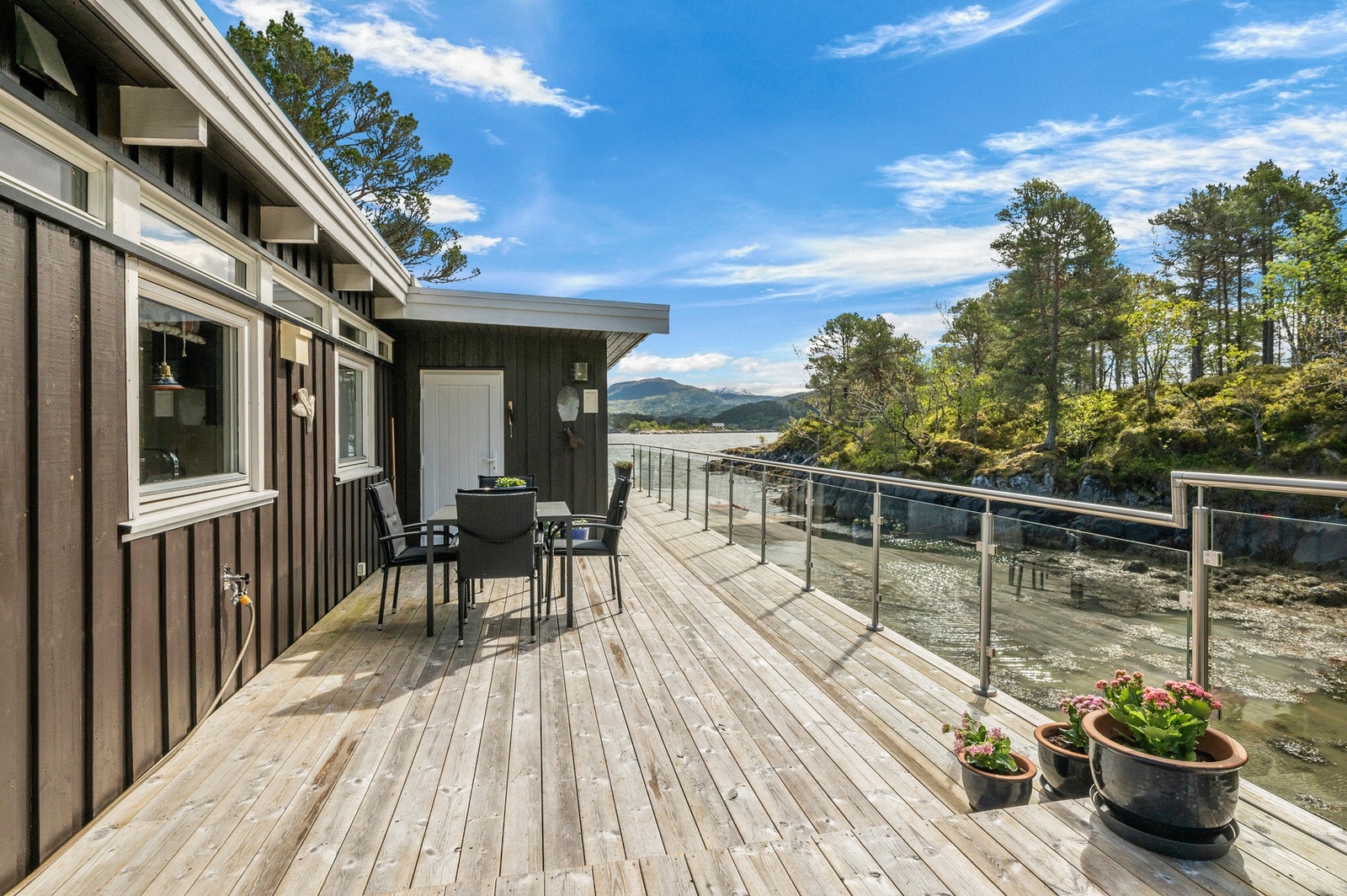 Terrassen på inngangssiden. Galleribilde