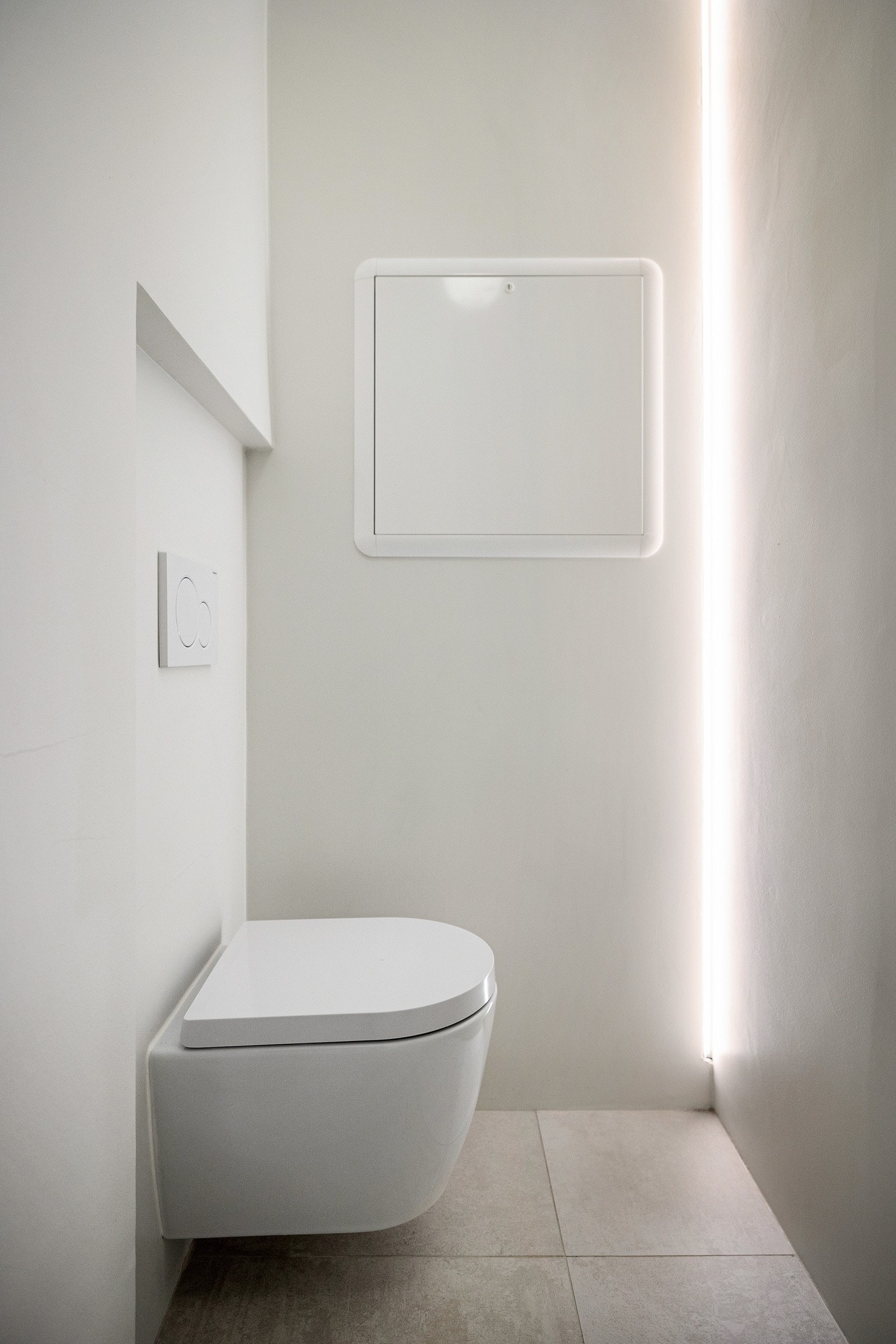 Det er et vegghengt toalett i toalettrommet som er tilknyttet badet. Galleribilde