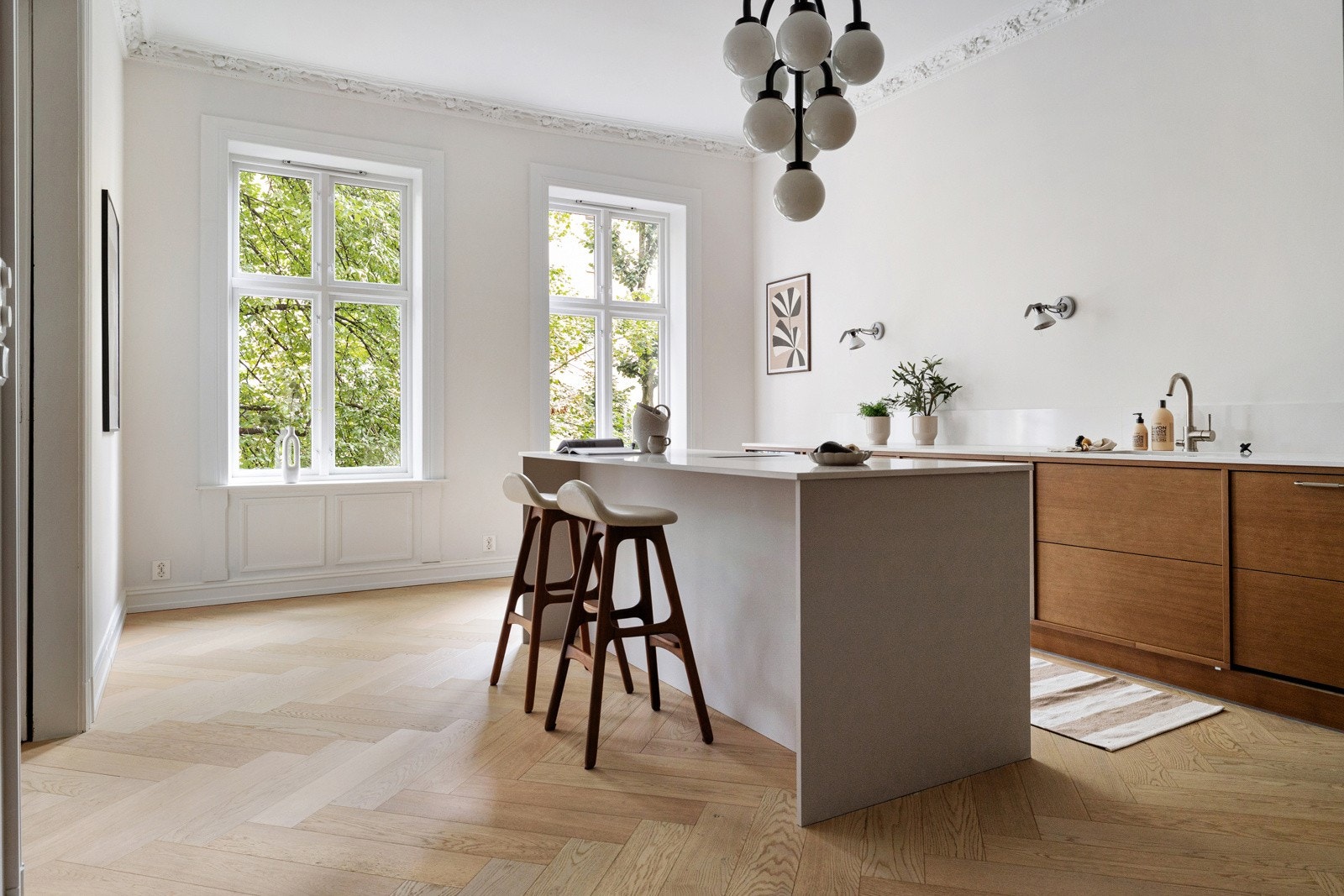 Store vindusflater som slipper inn rikelig med naturlig lys. Galleribilde