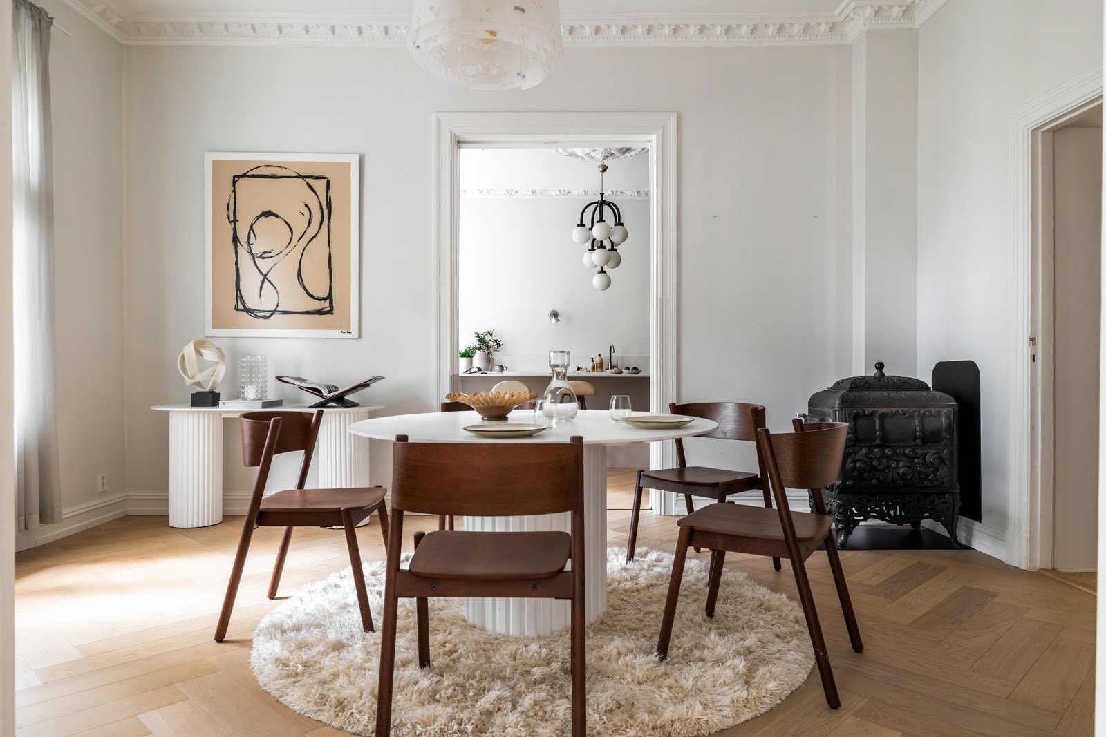 Spisestuen er svært romslig og har tilstrekkelig plass til både et stort langbord og ytterligere møbler. Galleribilde