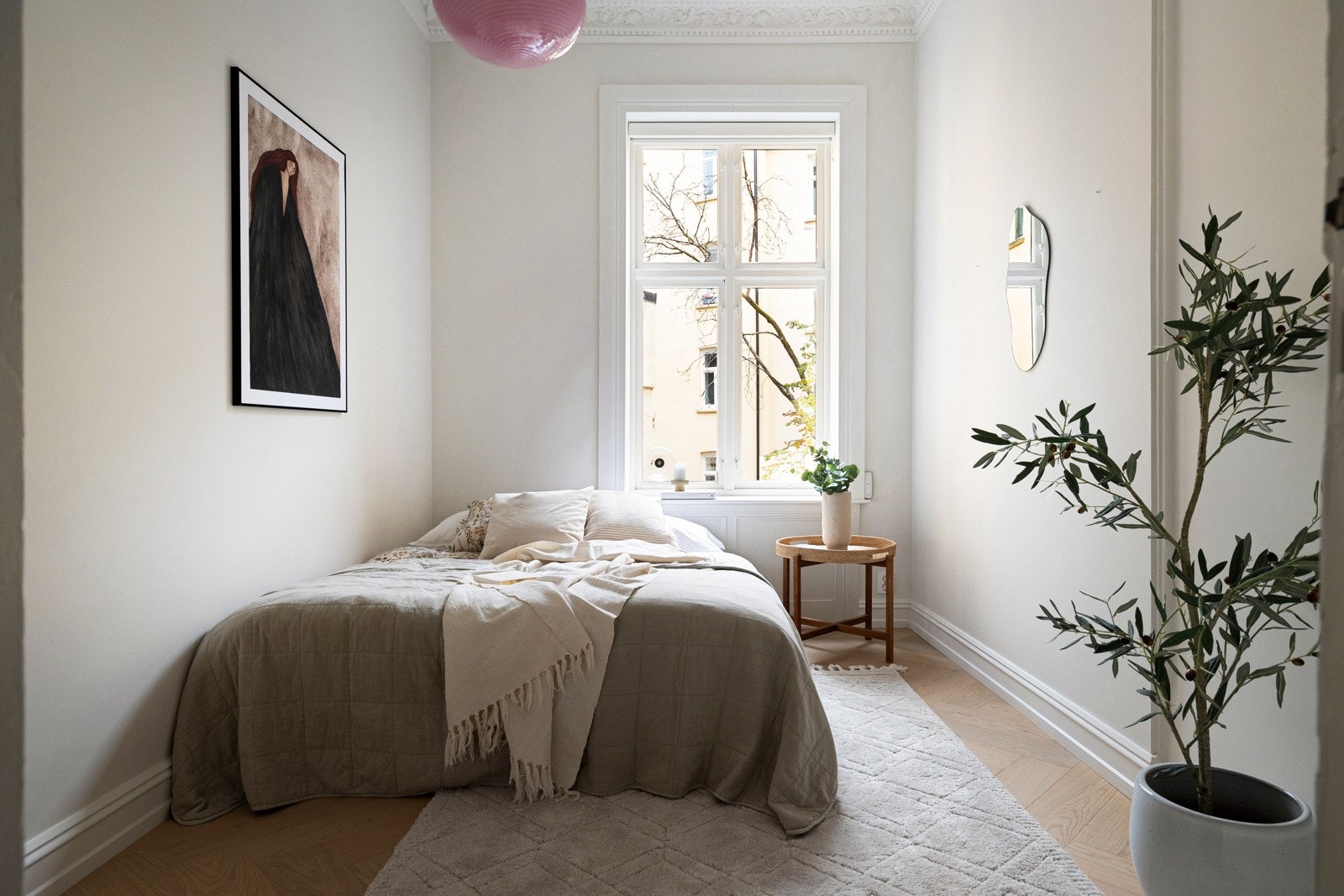 Boligens andre soverom er også av god størrelse med plass til stor dobbeltseng, nattbord og kommode. Galleribilde
