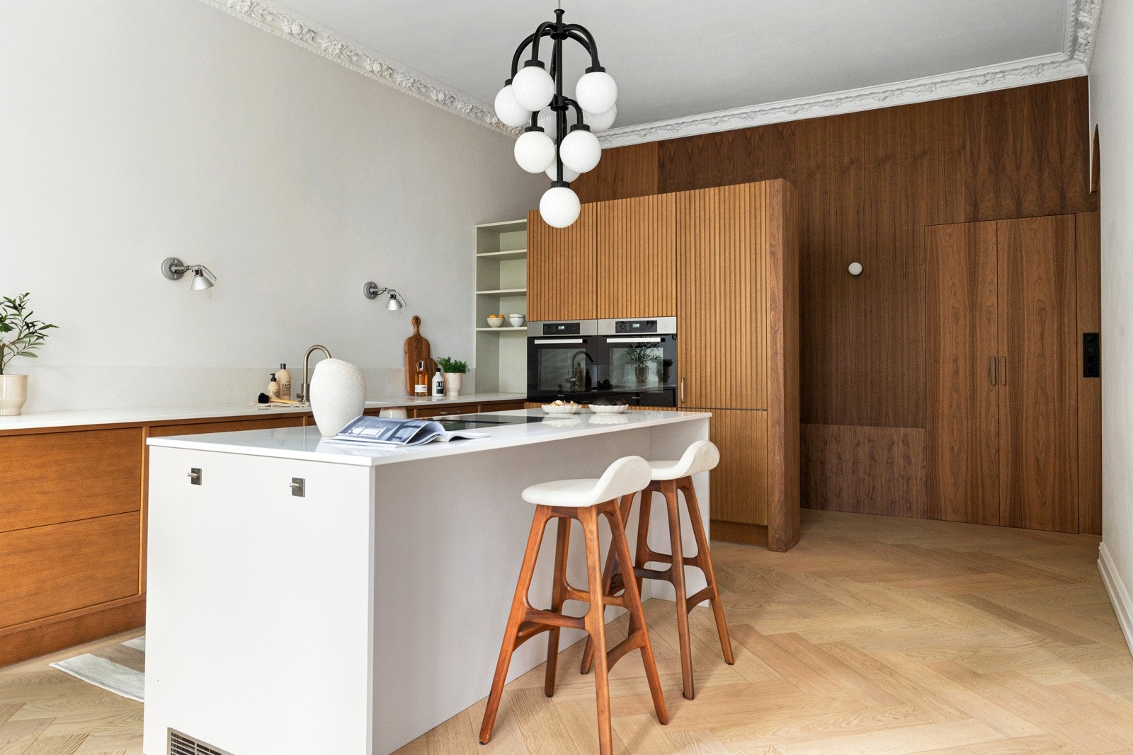 Lekker benkeplate av stein med nedfelt oppvaskkum i rustfritt stål. Galleribilde