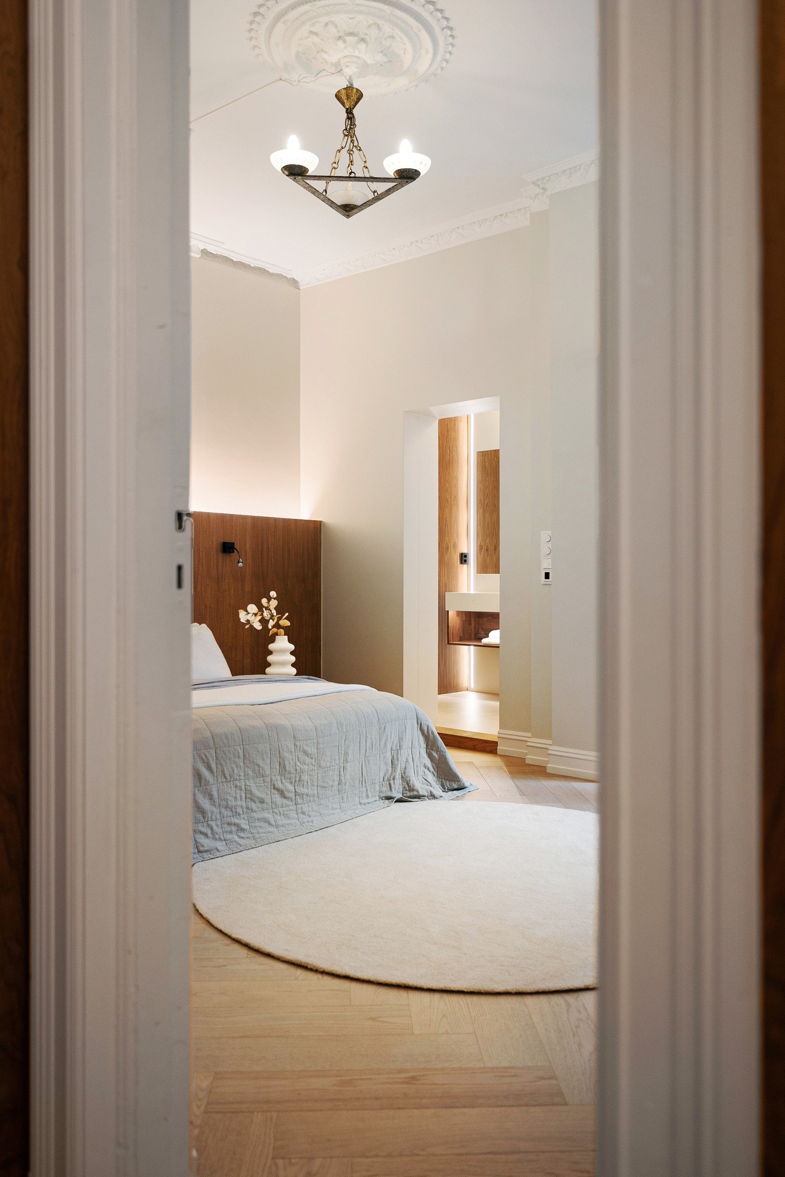 Hovedsoverommet har en herlig suite- løsning med eget bad og walk-in-closet. Galleribilde