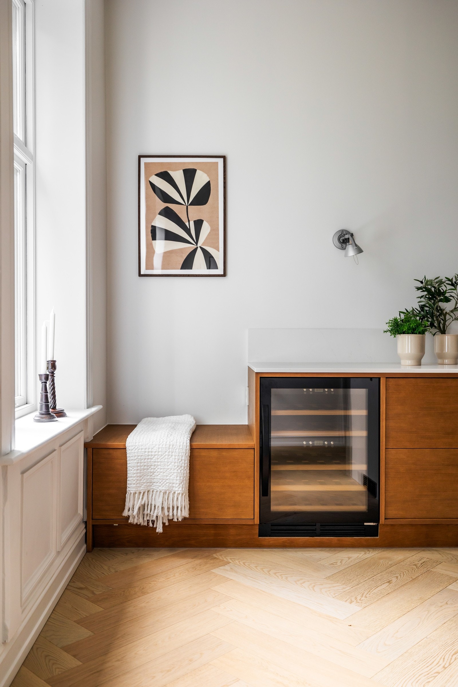 Moderne og stilrent vinskap, med to temperatursoner og hyller av tre. Galleribilde