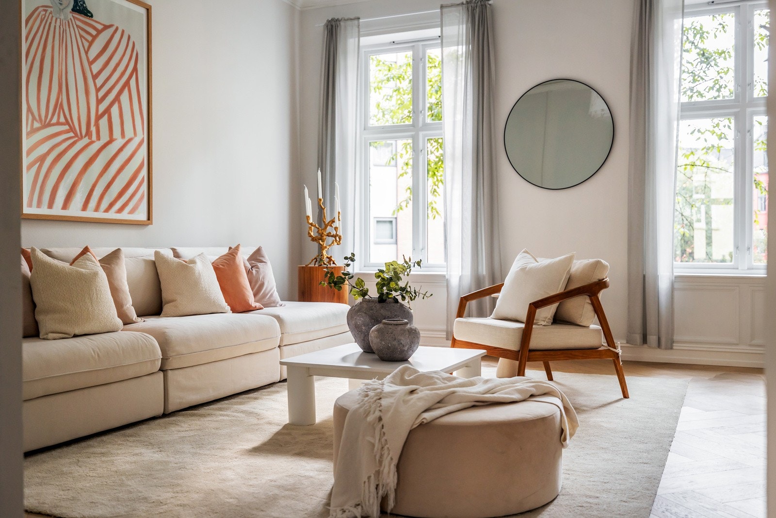 Flere store vinduer som gir rikelig med naturlig lys. Galleribilde