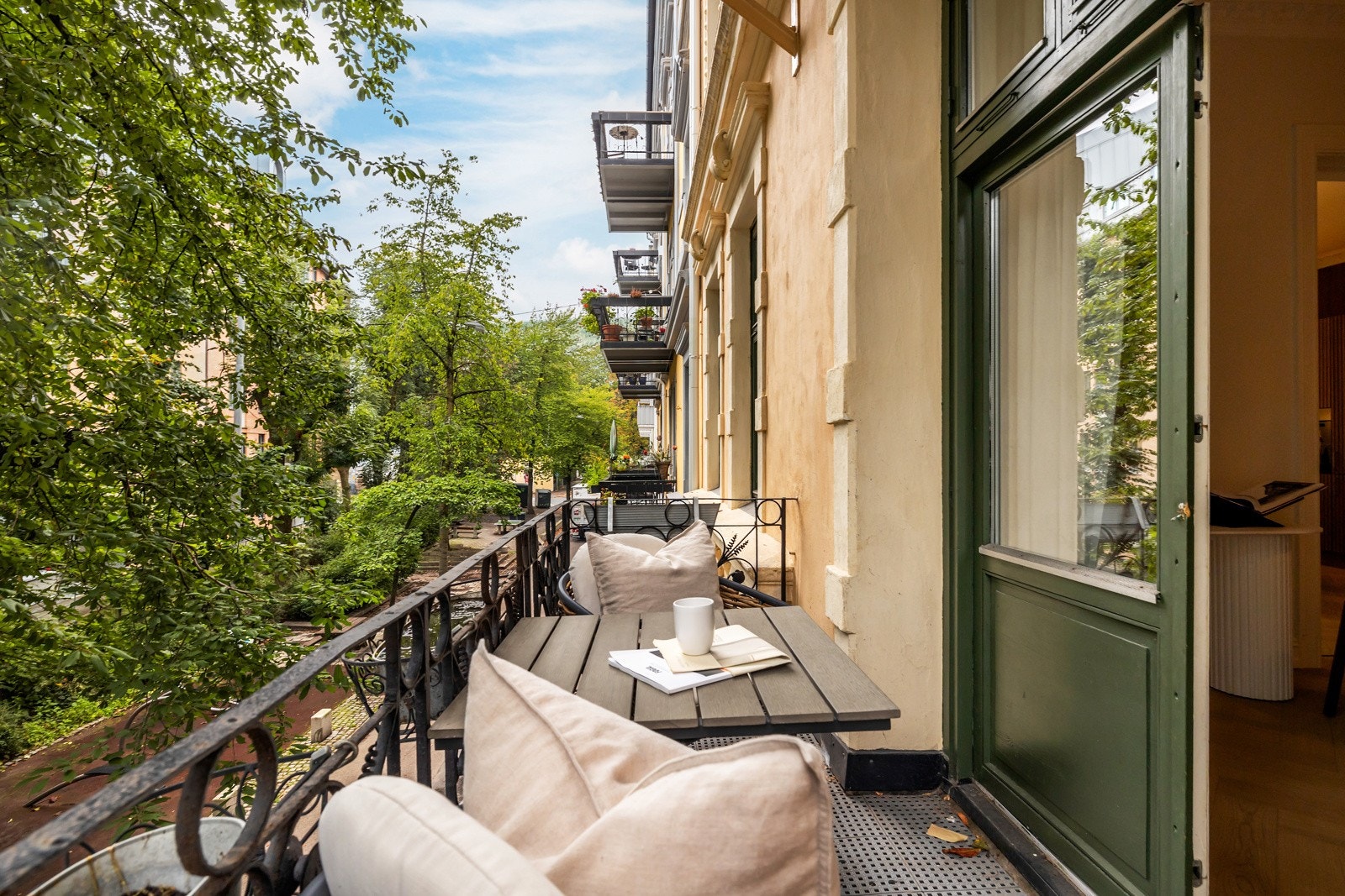 Leiligheten ligger tilbaketrukket til i en stille perle uten biltrafikk rett ved Aker Brygge. Galleribilde