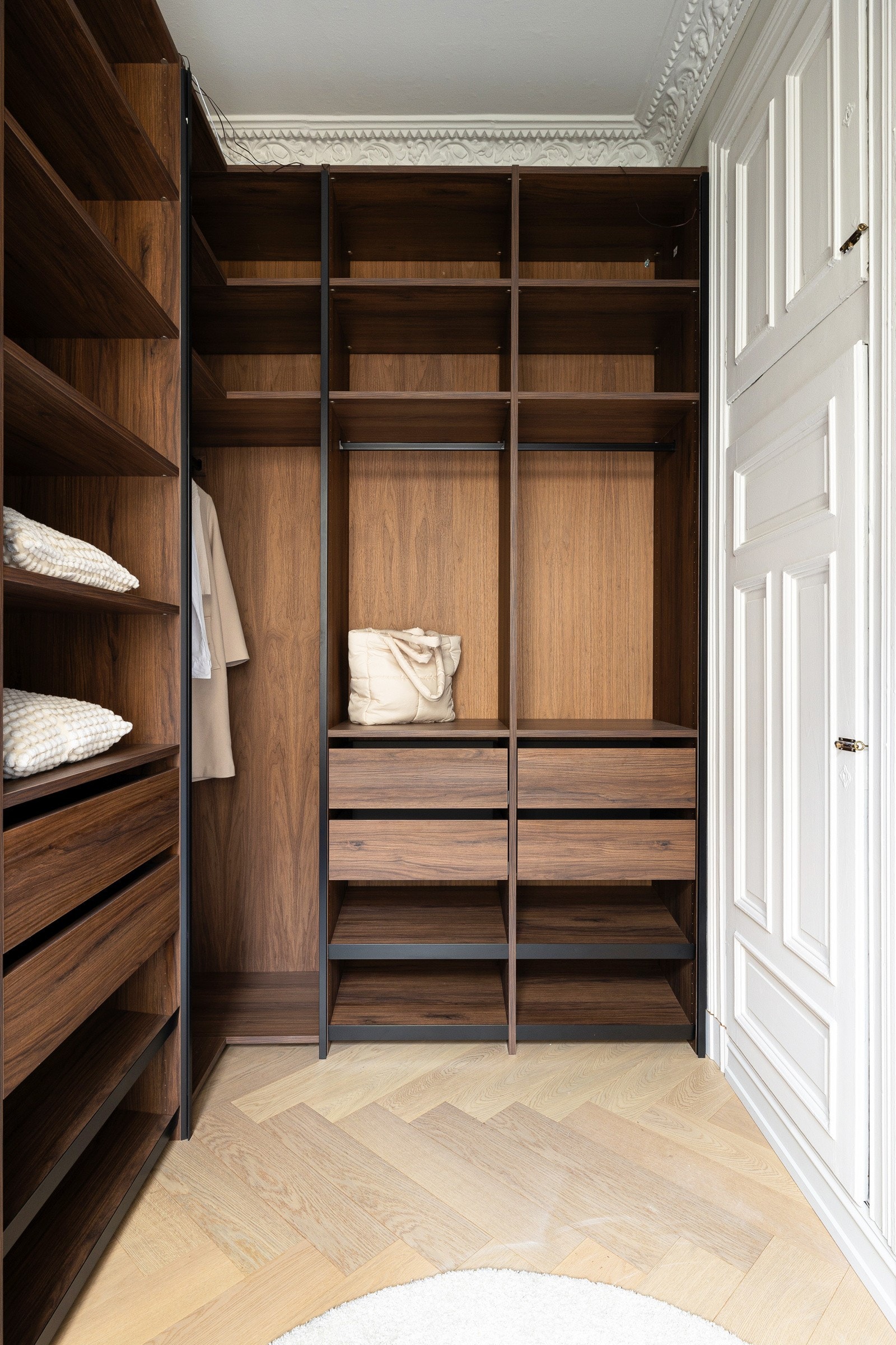 Romslig og lekkert walk-in-closet hvor det er rikelig med skapplass. Galleribilde