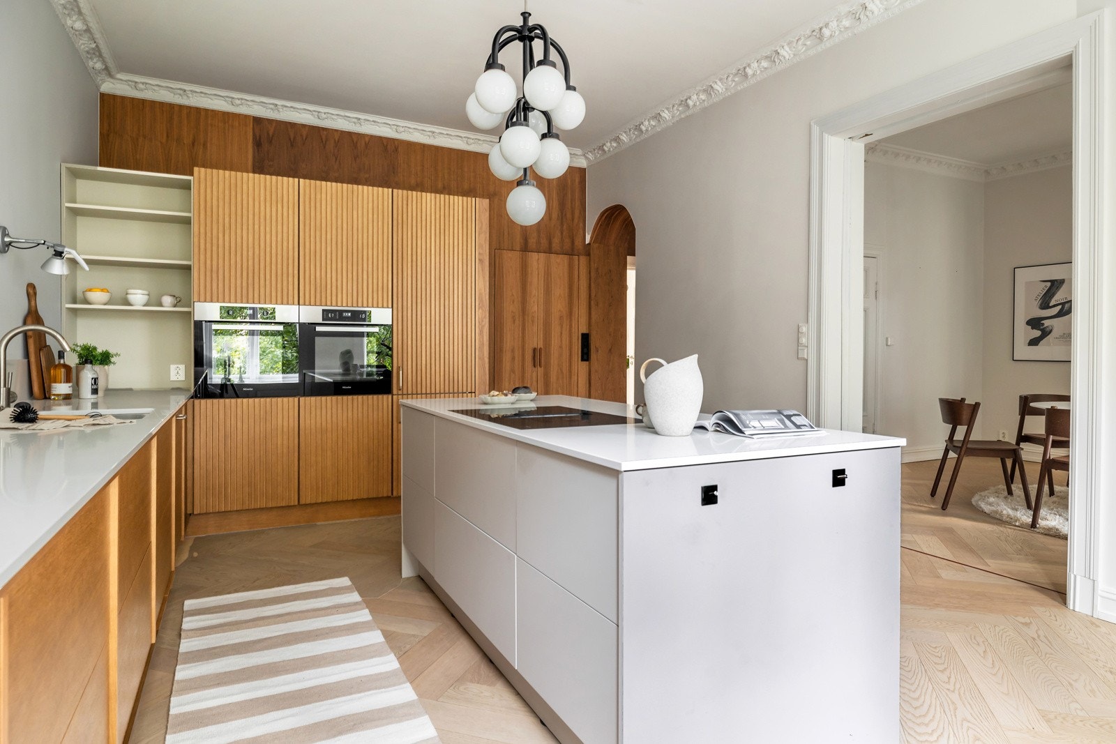 Kjøkkenet er designet med tanke på funksjonalitet og har godt med skap- og benkeplass. Galleribilde