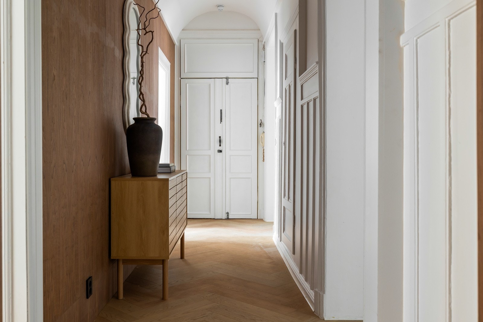 Lekker vegg av valnøtt, som er en flott kontrast til de klassiske hvite veggene. Galleribilde