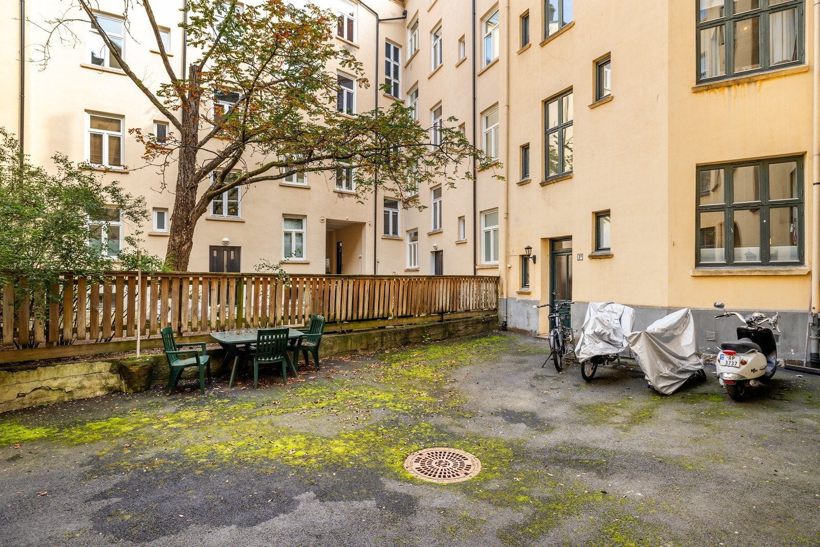 Hyggelig felles bakgård med sitteplasser og sykkelparkering. Galleribilde