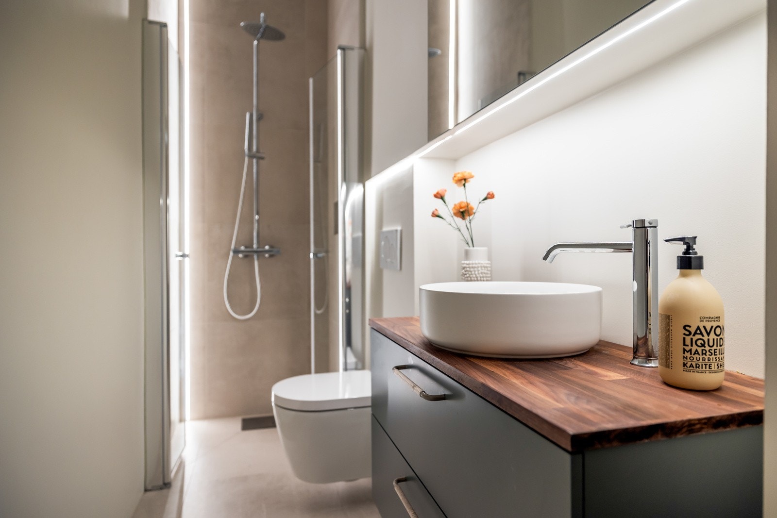 Baderomsinnredningen er spesialdesignet i Silestone og valnøtt. Galleribilde