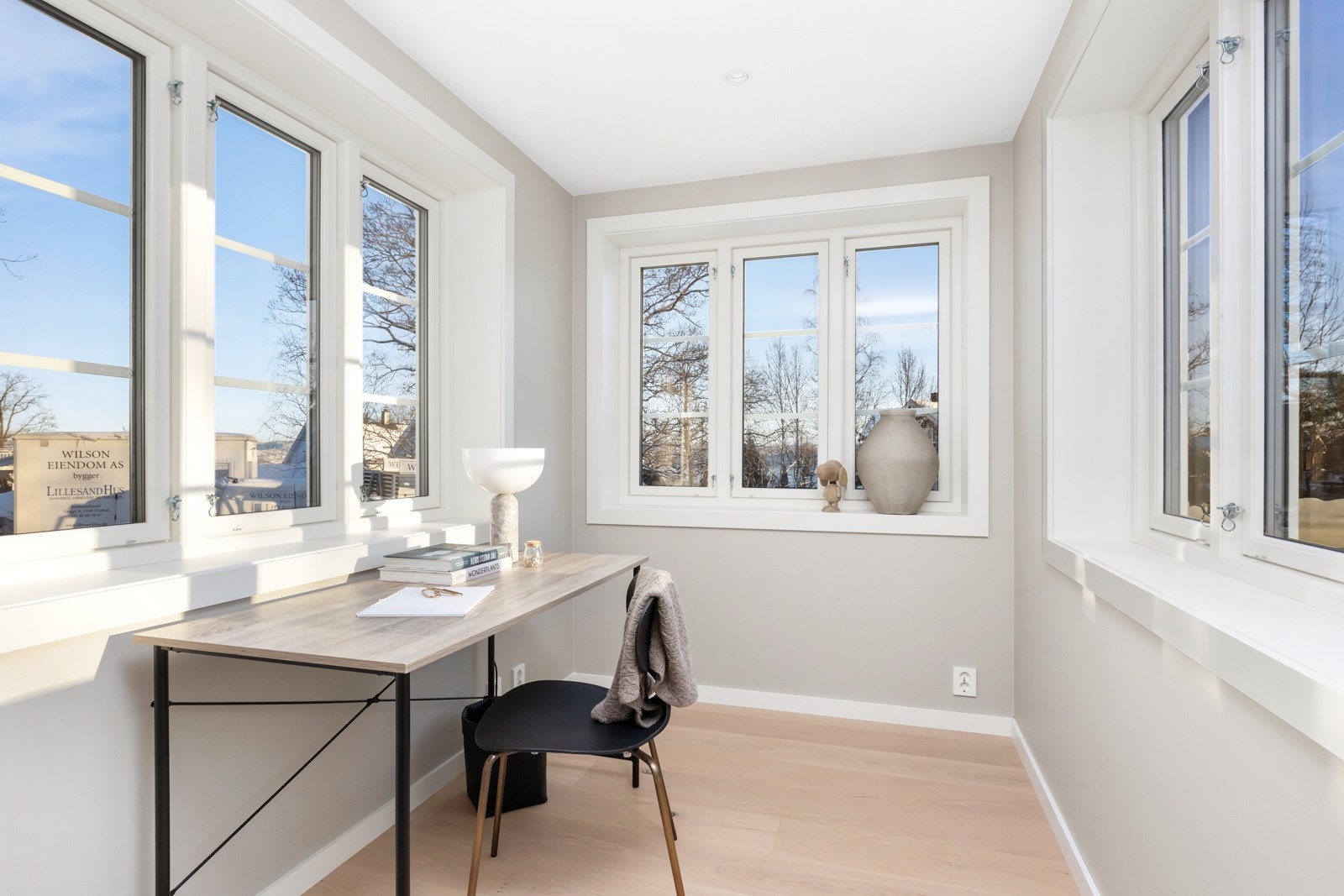 Lyst og luftig rom med vinduer på 3 sider. Rommet har skyvedører mot gang. Galleribilde