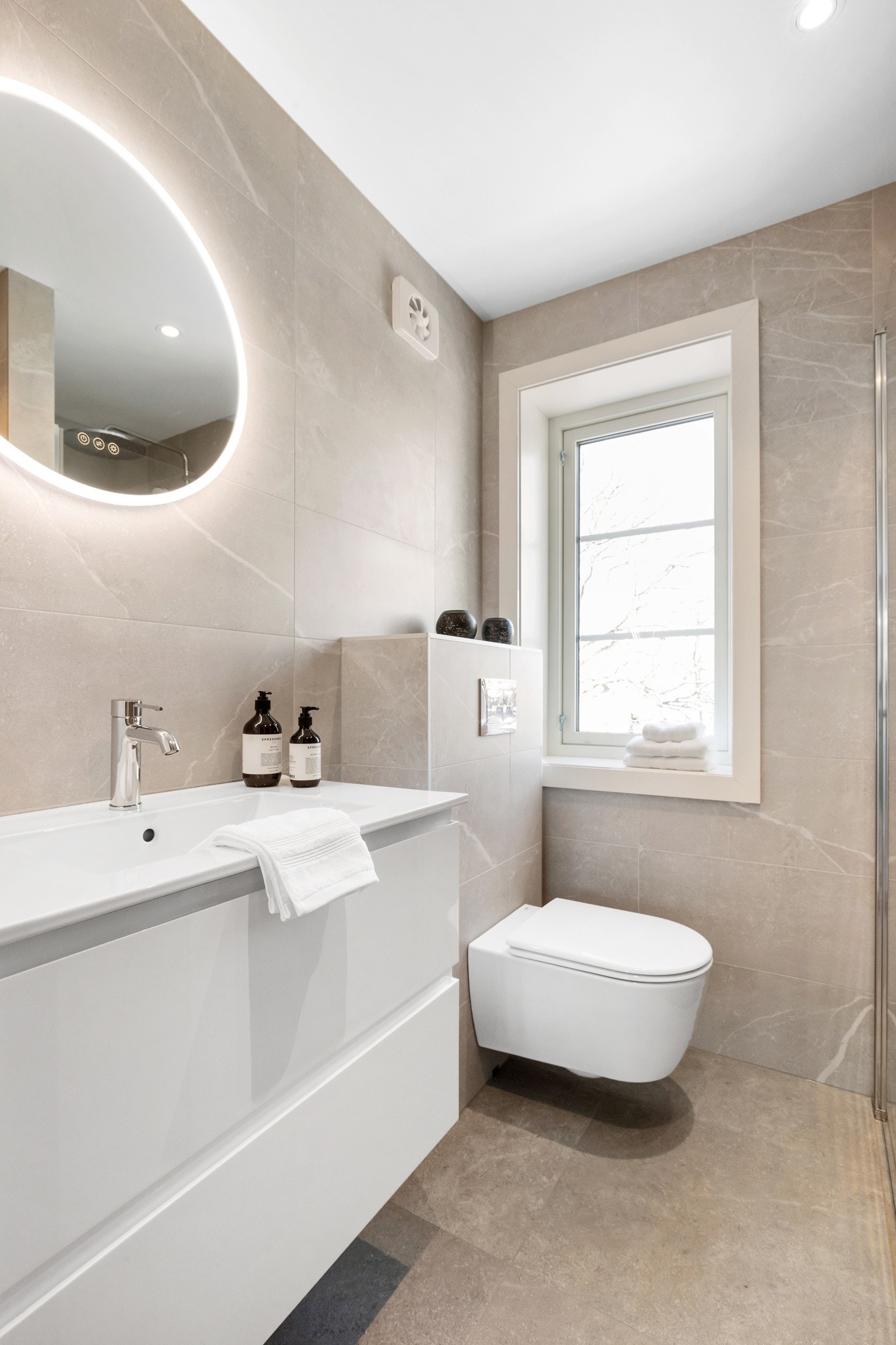 Det er 3 bad i boligen - ett i hver etasje. Galleribilde