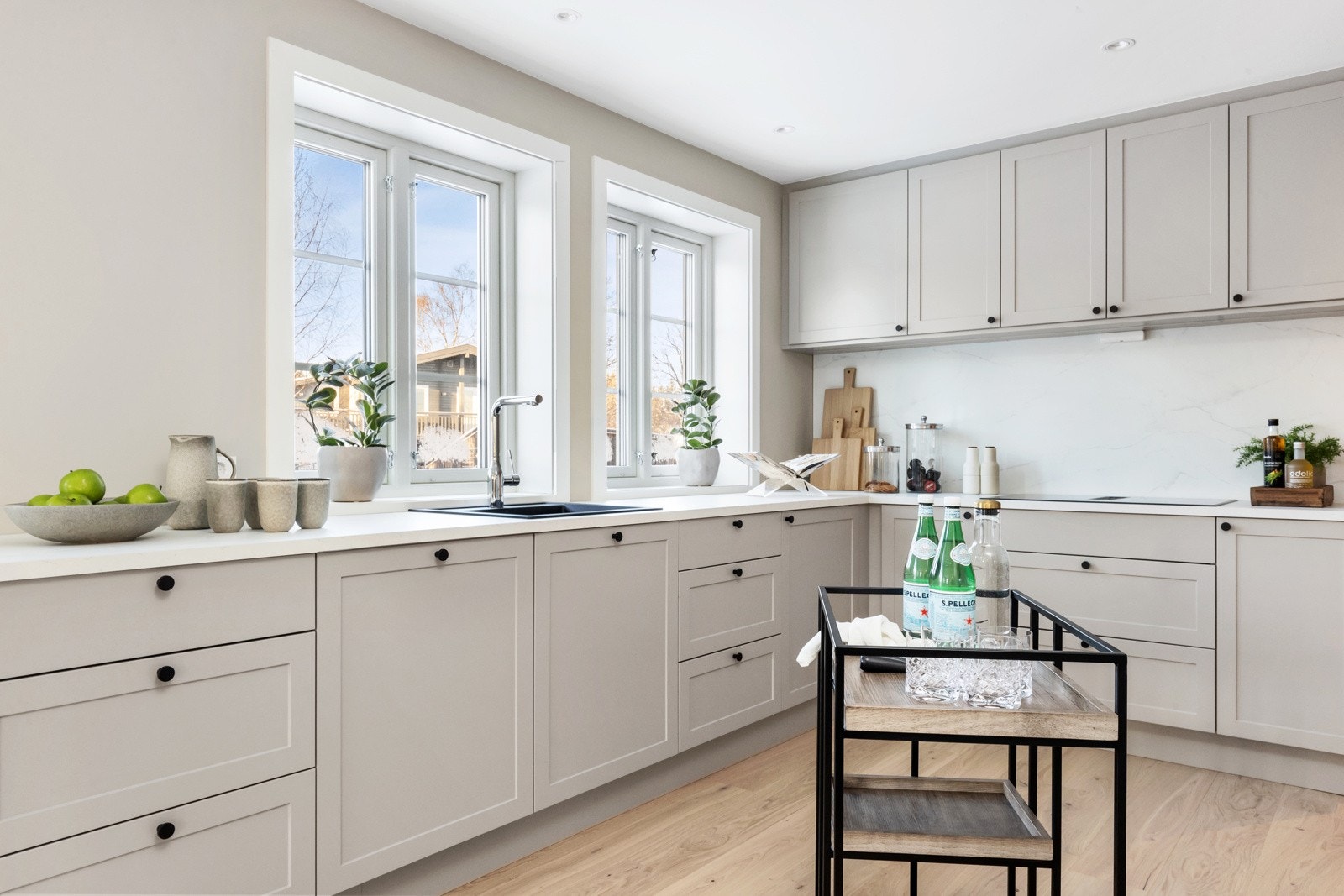 Et herlig kjøkken som er i åpen løsning mot stuen. Innredning fra Strai i elegant stil Galleribilde