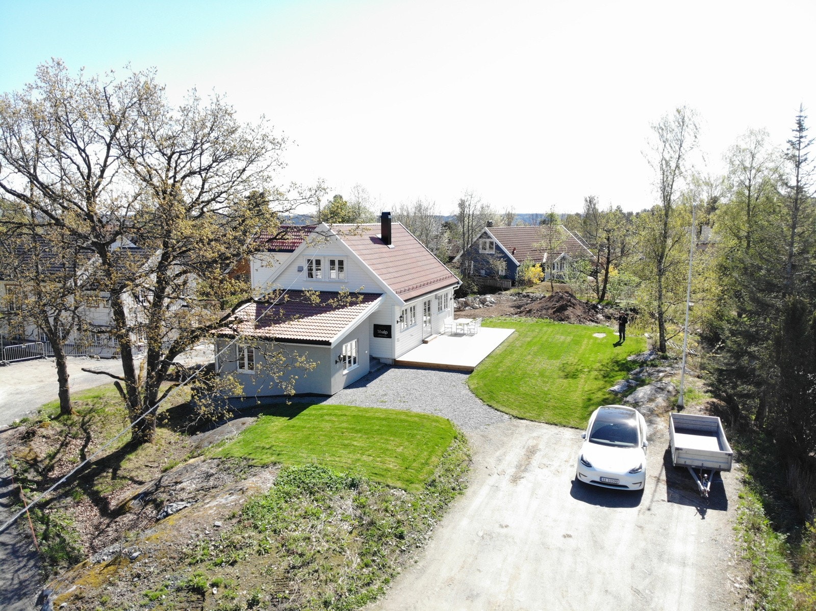 Eiendommen ligger midt i smørøyet til Berger skolekrets - med bilfri vei for barn til idrettsanlegg og skole. Galleribilde