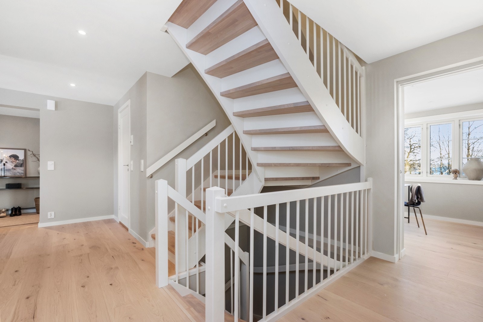 Gang med adkomst til underetasje og 2. etasje Galleribilde