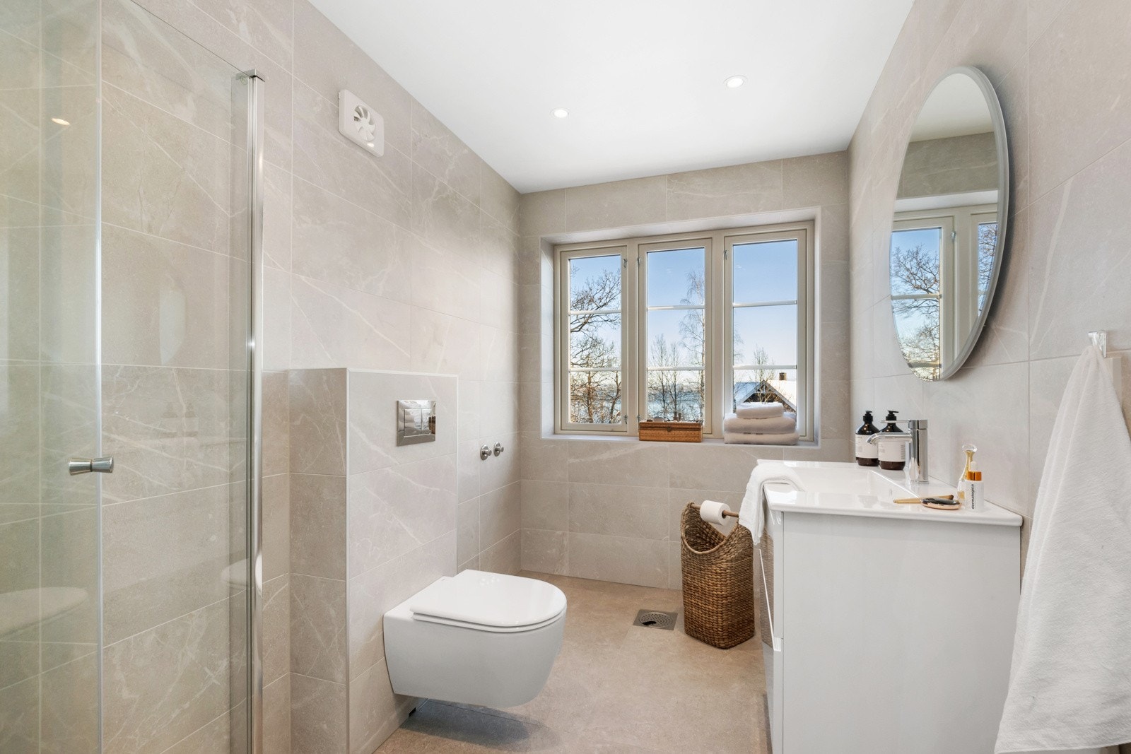 Her kommer morgensolen inn Galleribilde