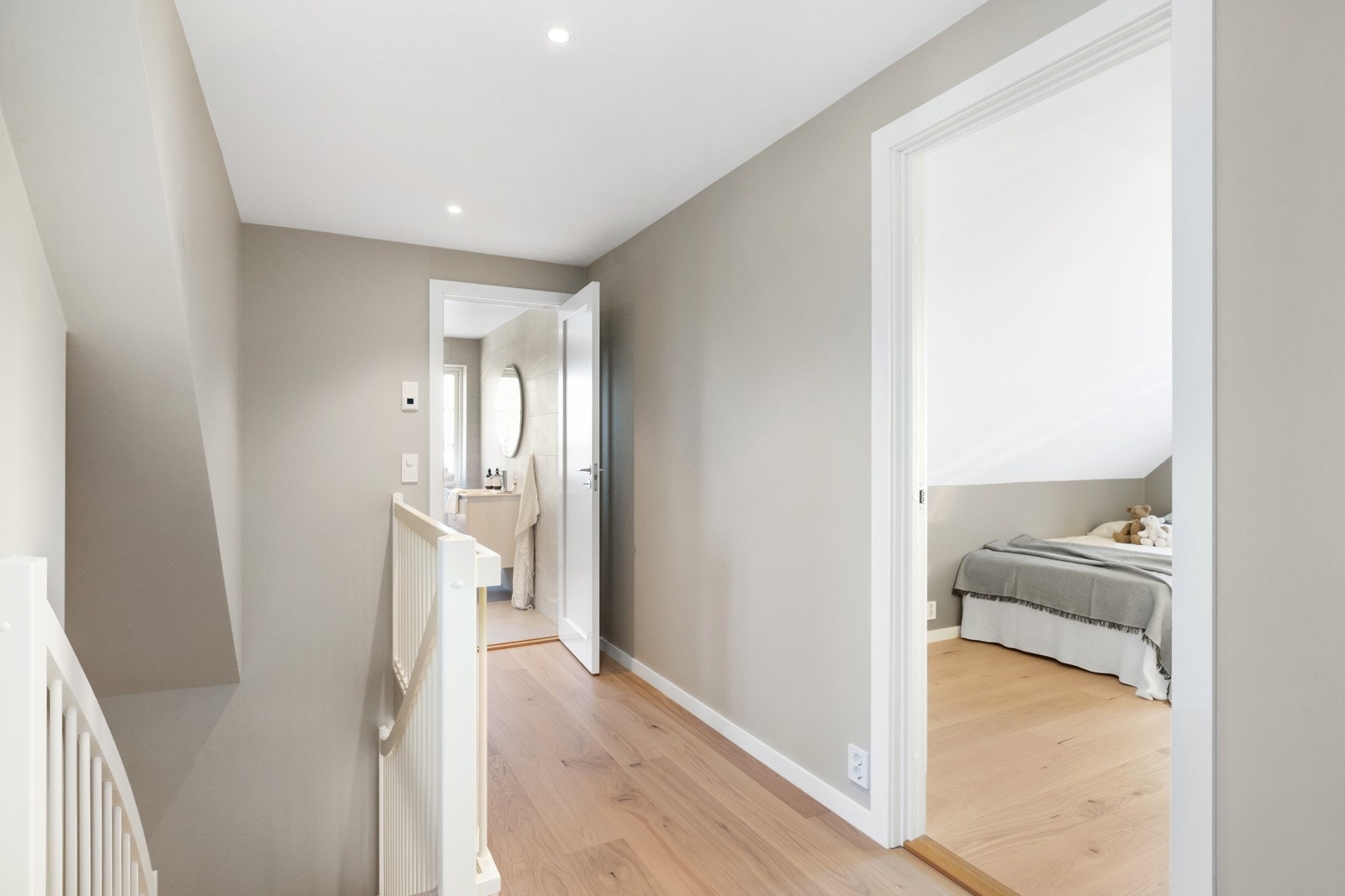 Soveromgang i 2. etasje med adkomst til samtlige 3 soverom, loftstue/tv-stue og badet i etasjen Galleribilde