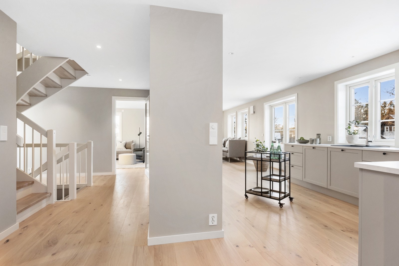 Adkomst fra stuen/spisestuen til underetasjen og 2. etasje Galleribilde