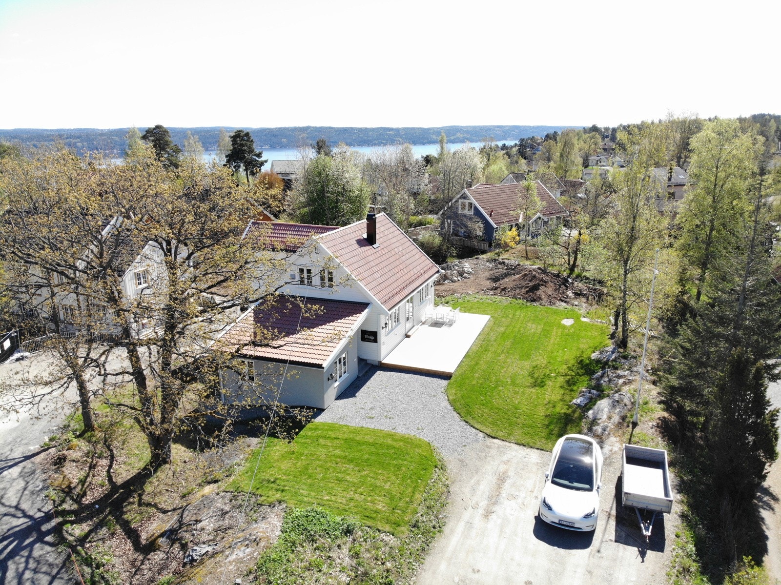 Det er mulighet til å bygge en garasje i området der bil og henger står på bildet. Ta kontakt for mer info om dette Galleribilde