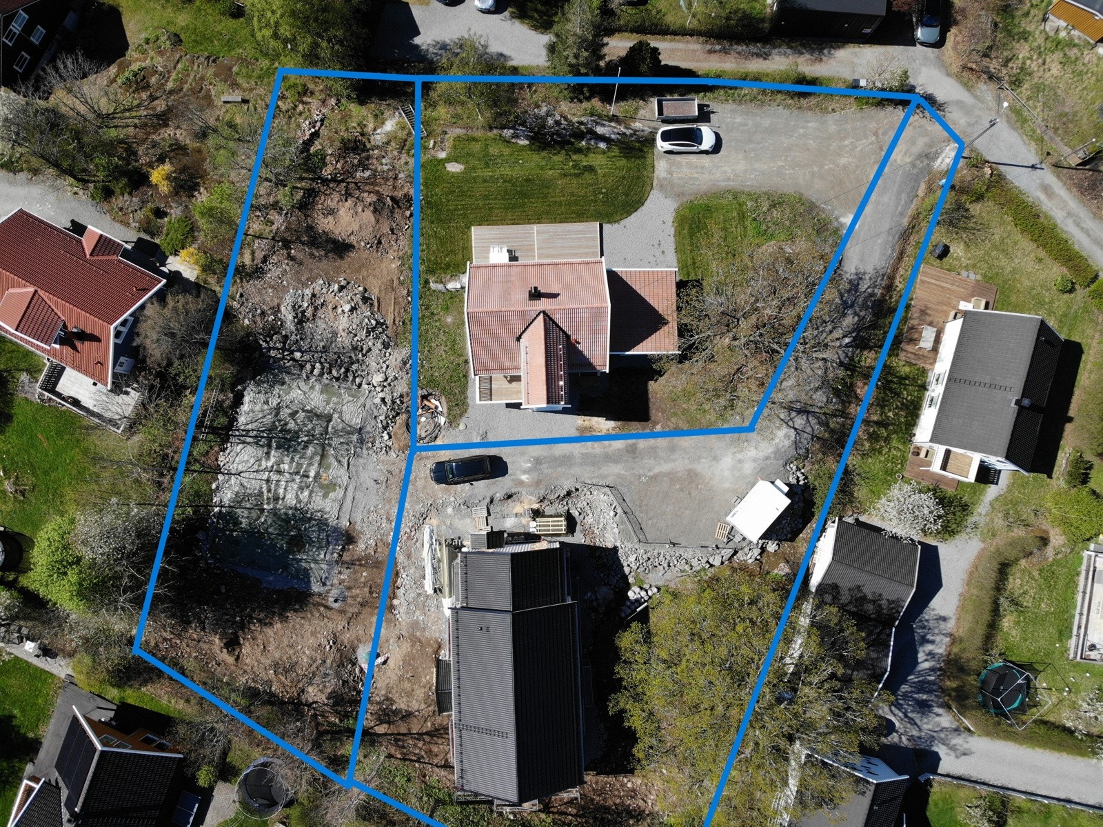 Oversikt med alle tomtegrenser - Solåsveien 15 får sin hage vestvendt ut fra stue/kjøkken uten sjenanse fra naboene rundt Galleribilde