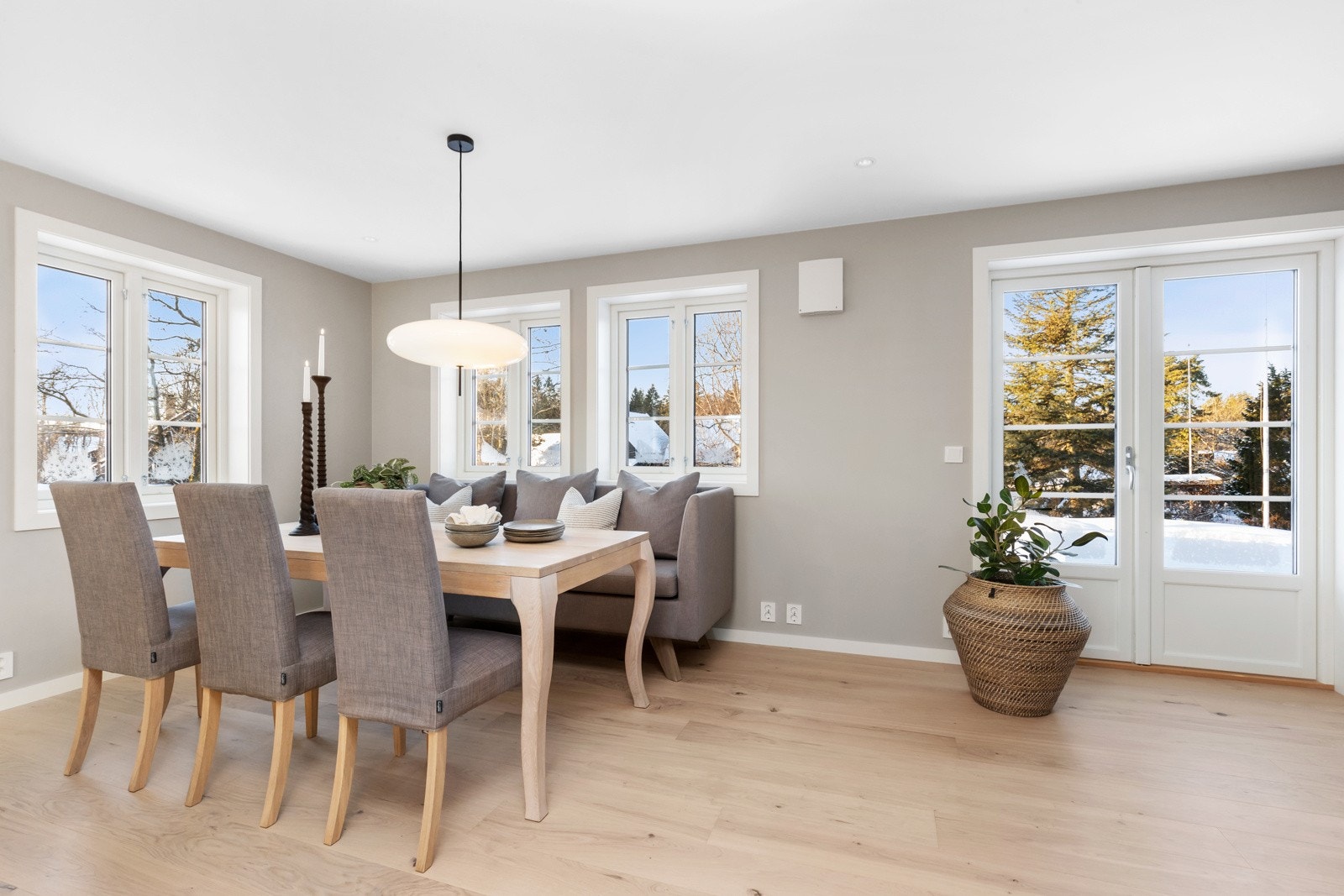 Fin spisestue med flere gode vindusflater Galleribilde