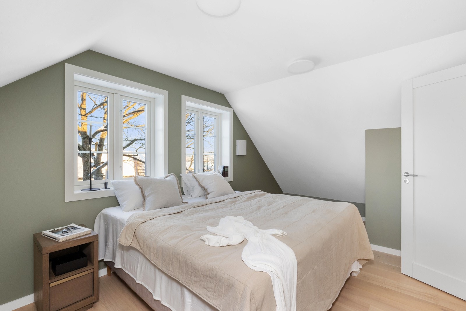 Hovedsoverommet er av god størrelse og har plass til dobbeltseng, og nattbord. Galleribilde