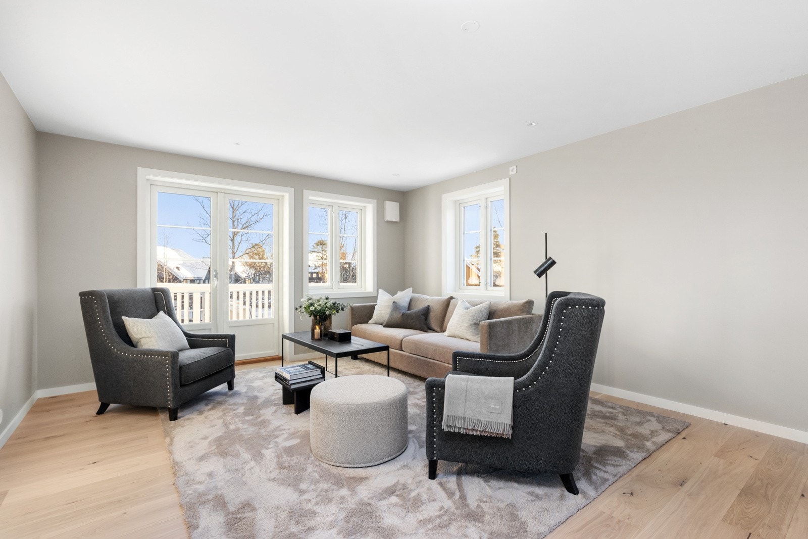 Stuen har en funksjonell planløsning hvor man enkelt kan dele inn i hyggelige soner, samt utsmykket med en store vindusflater som gir rikelig med naturlig lysinnslipp. Galleribilde