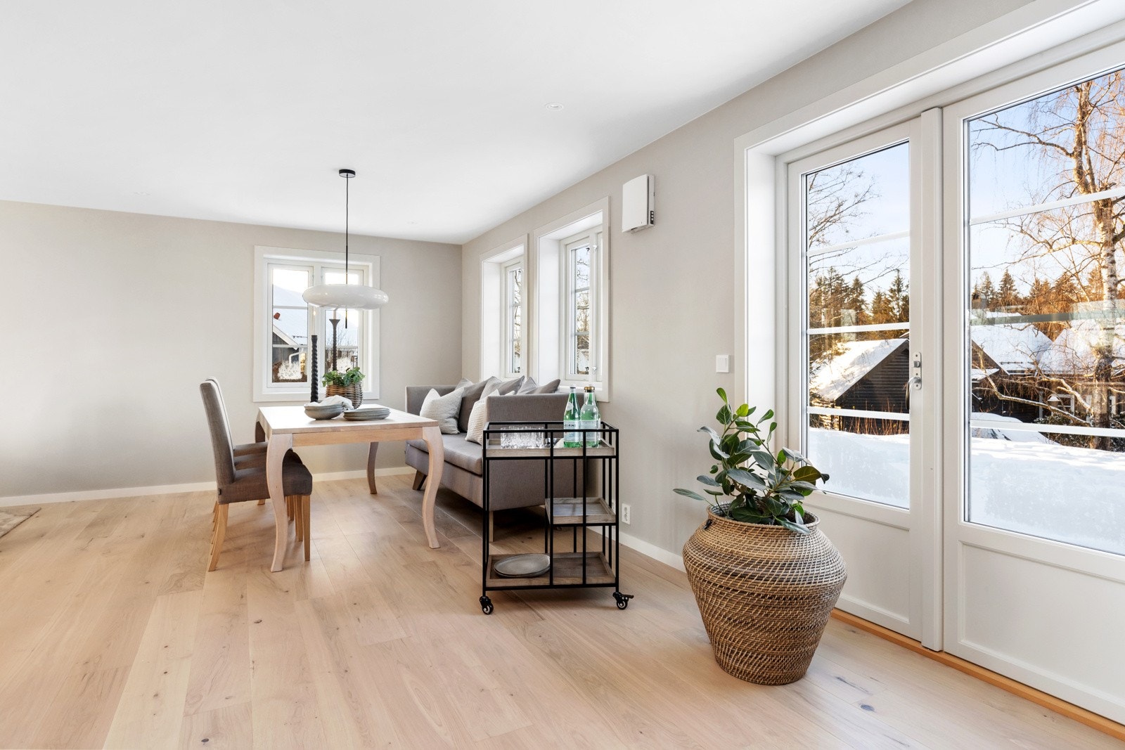 I stuen er det god plass til spisestuemøblement som innbyr til sosialt samvær med familie og venner. Galleribilde