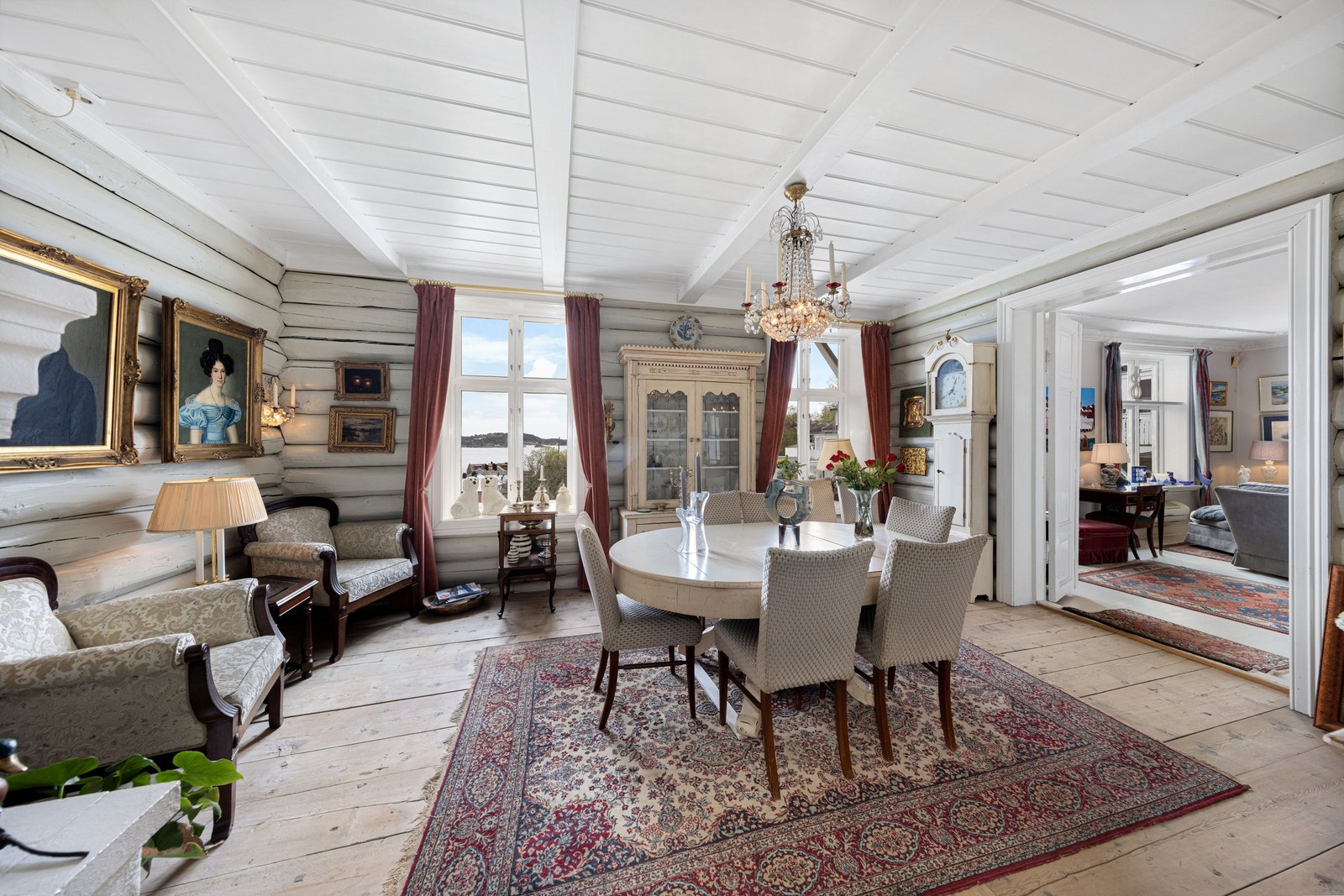 Spisestue med stor peis Galleribilde