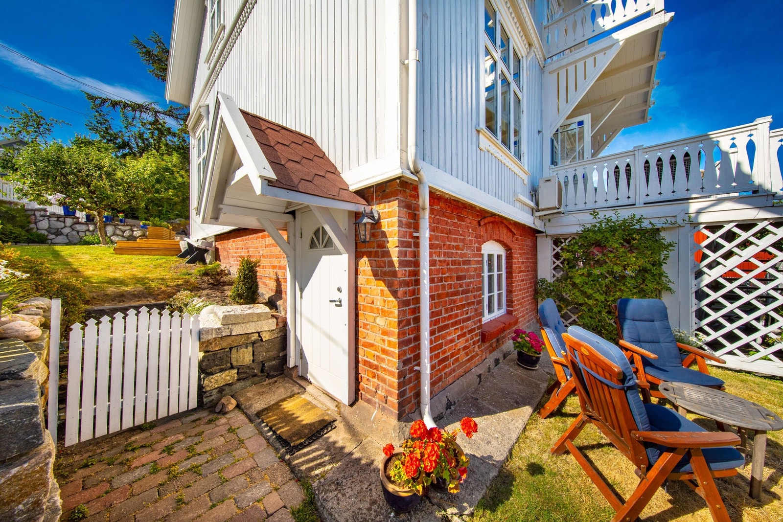 Siden av huset med inngang til mulig hybel/ utleiemulighet. Galleribilde