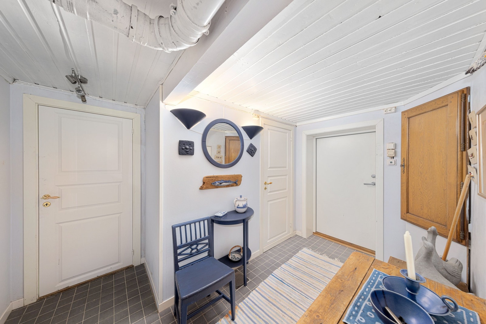 Gang utenfor vaskerom og 2 boder i underetasjen utgang til hage. Galleribilde