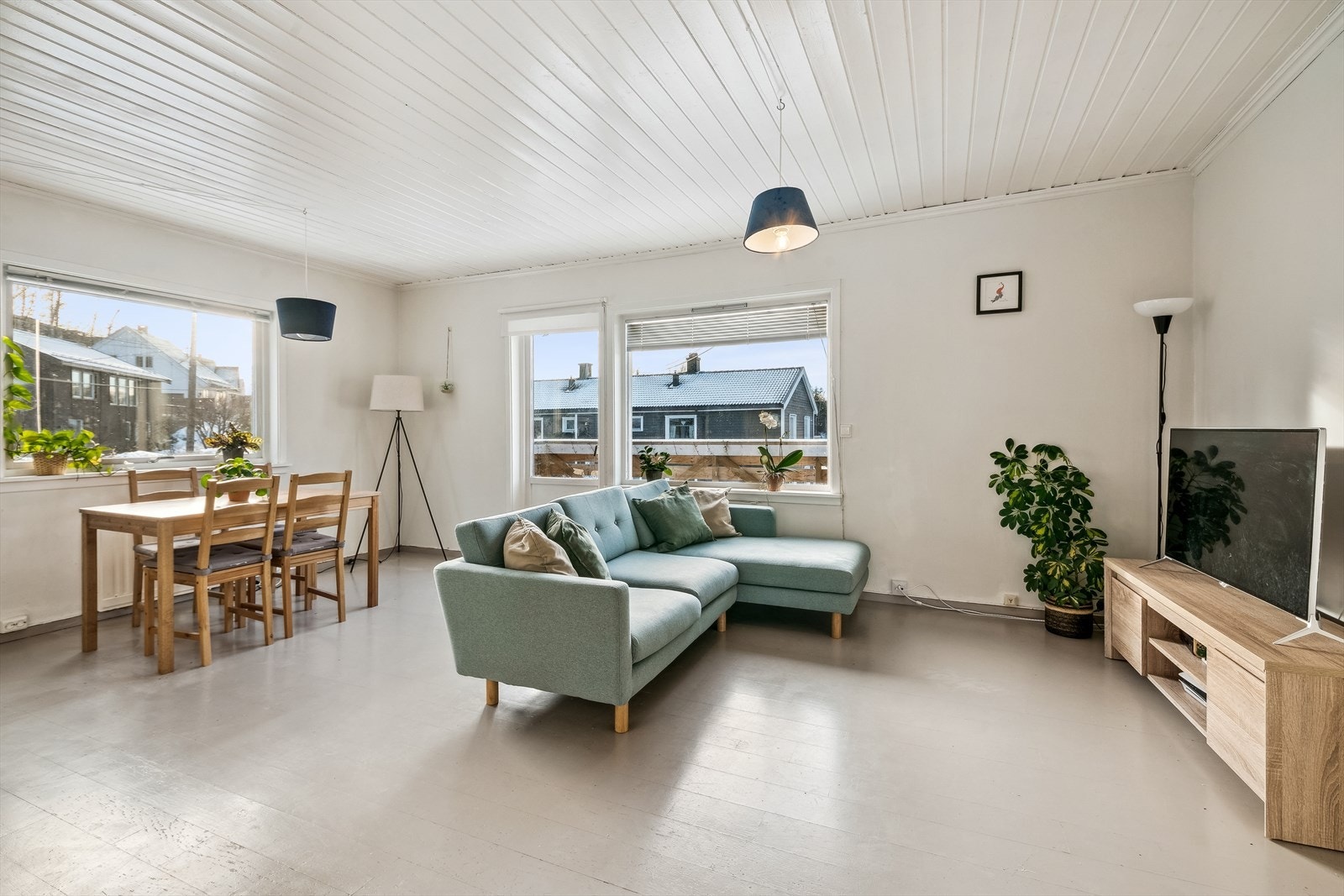 Stuen holder en fin størrelse og det er godt med plass til både sofaløsning og spisestue Galleribilde
