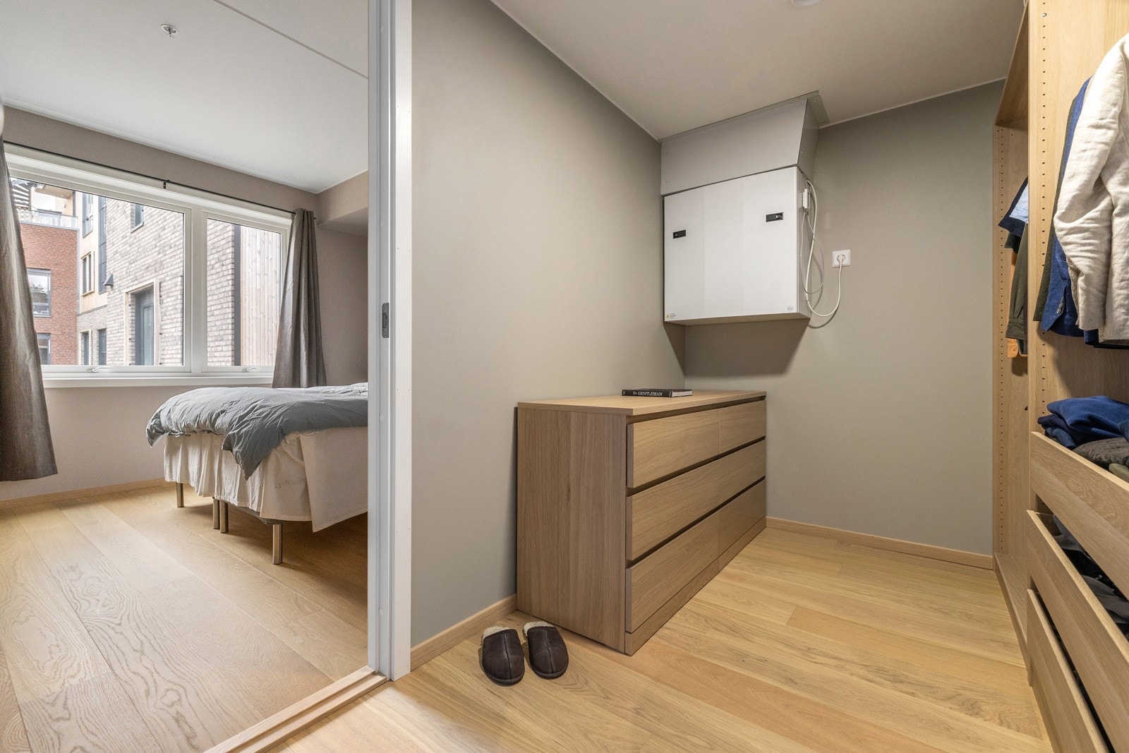 Rommet har i tillegg et tilknyttet walk-in closet som byr på rikelige og praktiske oppbevaringsmuligheter. Galleribilde