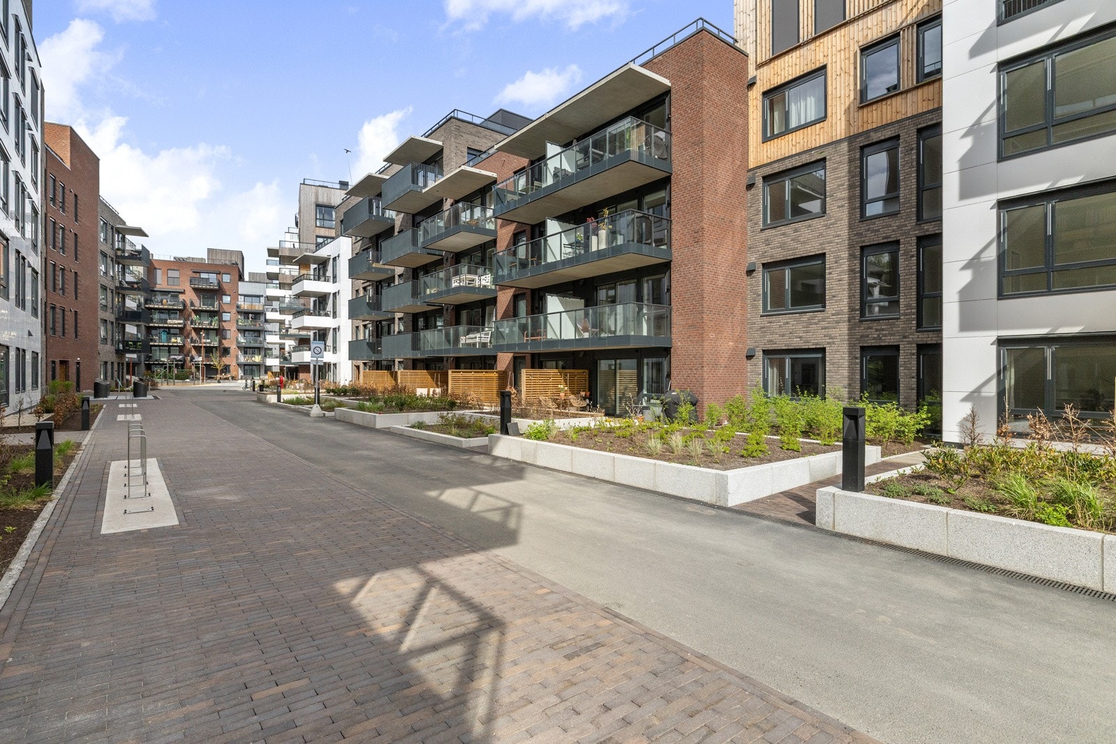 Eiendommen ligger i et meget attraktivt og barnevennlig boligområde på Kjelsås i Oslo, med nærhet til skoler, barnehager, offentlig kommunikasjon og gode servicetilbud. Galleribilde