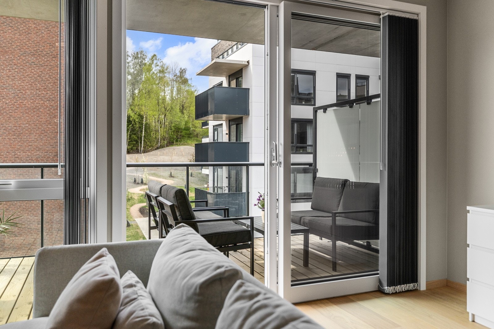 Her er det rikelig plass til utemøbler, slik at du kan skape en innbydende uteplass for avslapning og sosiale stunder. Galleribilde