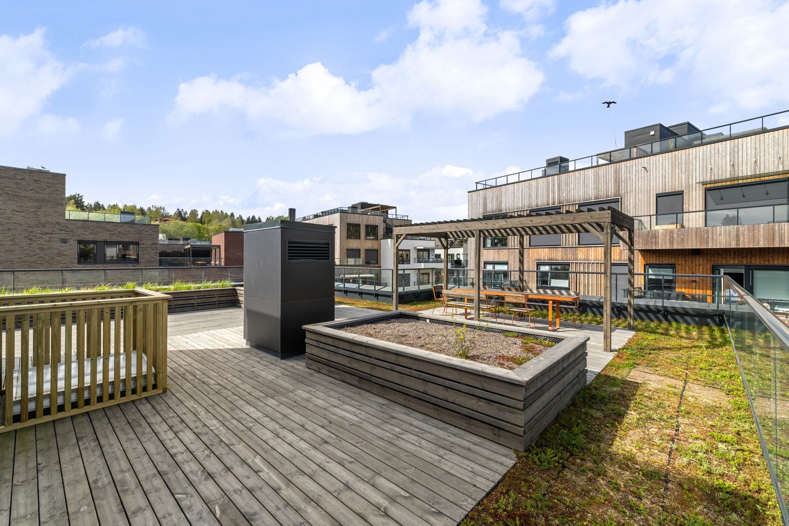 Bygget har heis som tar deg direkte opp til en flott, felles takterrasse - et attraktivt fellesareal som virkelig løfter bokvaliteten. Galleribilde