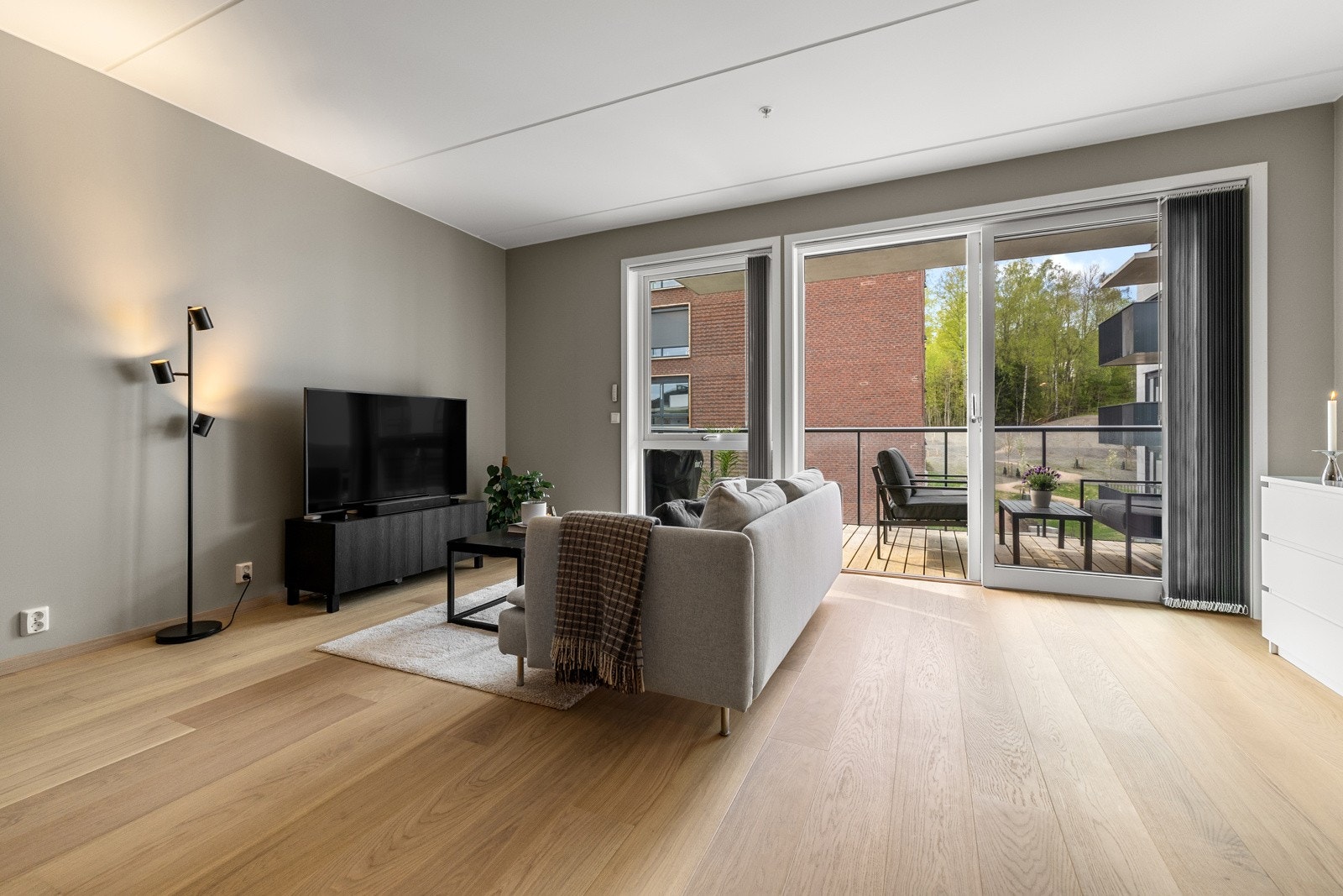 Stuen fremstår som lys og luftig, med store vindusflater som slipper inn rikelig med naturlig dagslys og bidrar til en behagelig atmosfære. Galleribilde