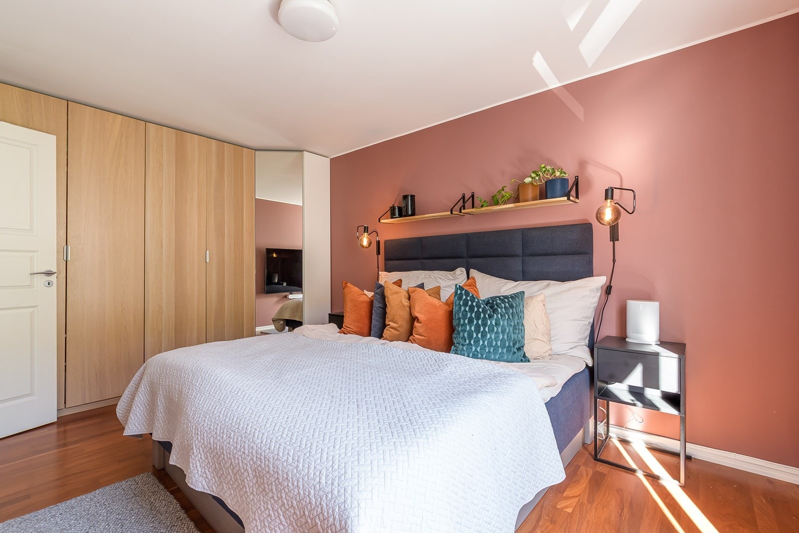 Det er godt med skapplass i det store garderobeskapet som medfølger. Galleribilde