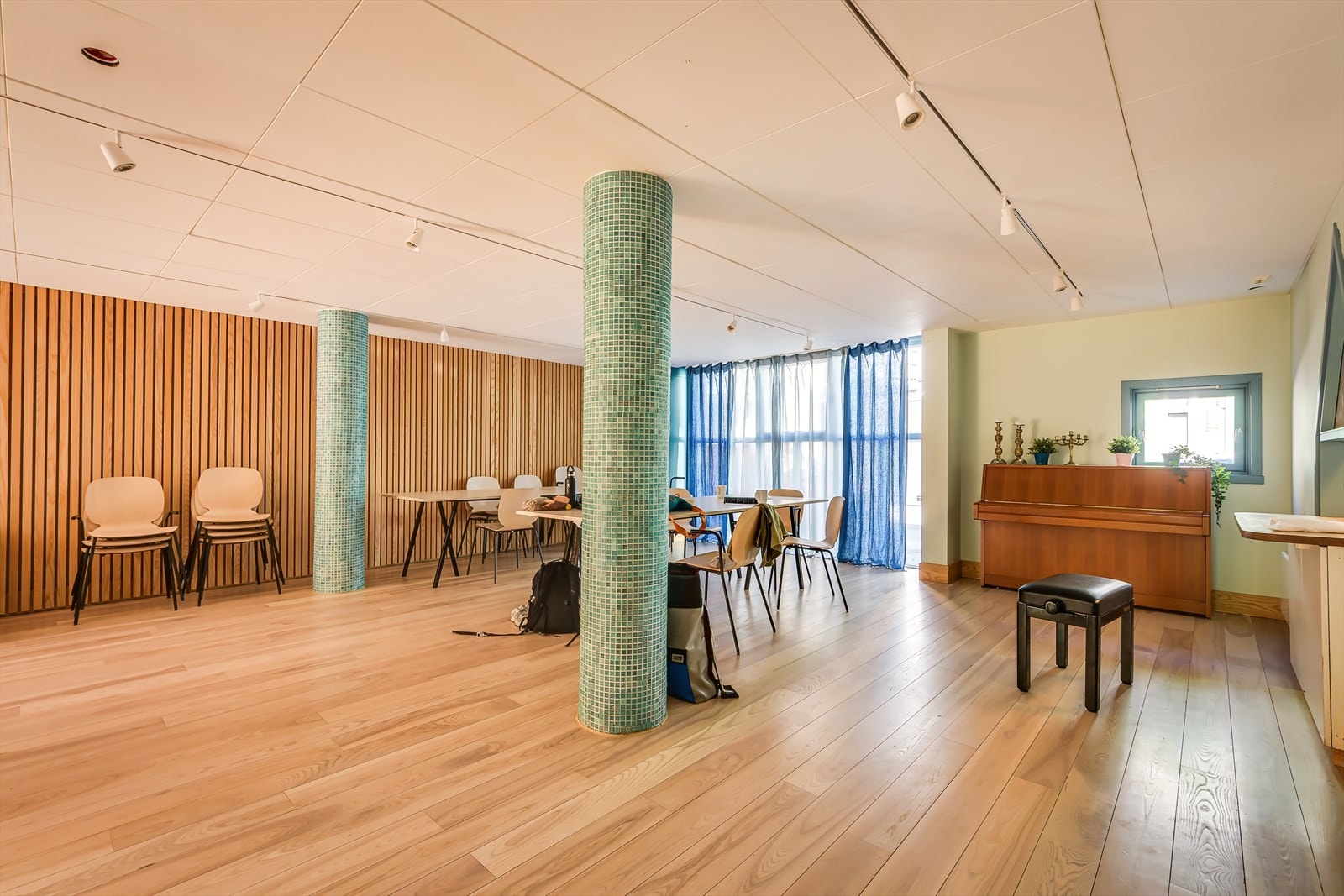 Stort selskapslokale med utgang til vakker bakgård. Passer perfekt for alt fra dåp og bryllup til jubileum eller andre merkedager. Galleribilde