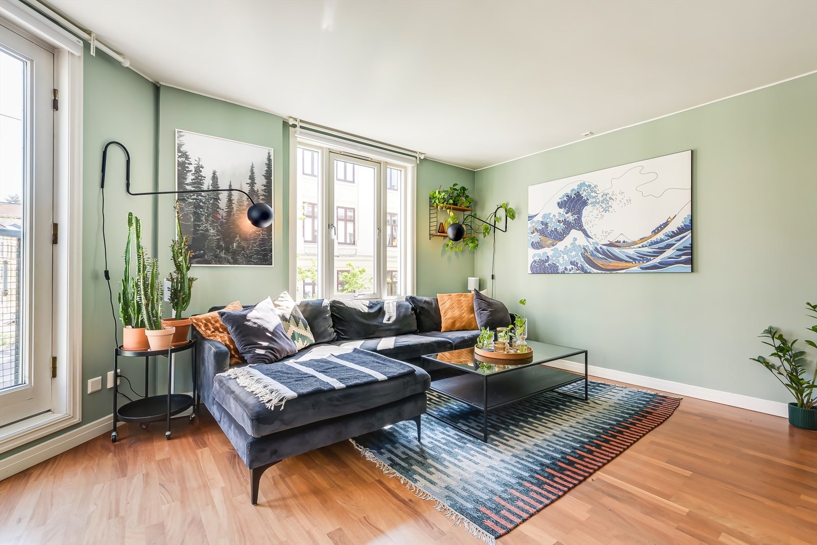 Stuen har god plass til sofagruppe, spisebord og annet ønsket møblement Galleribilde