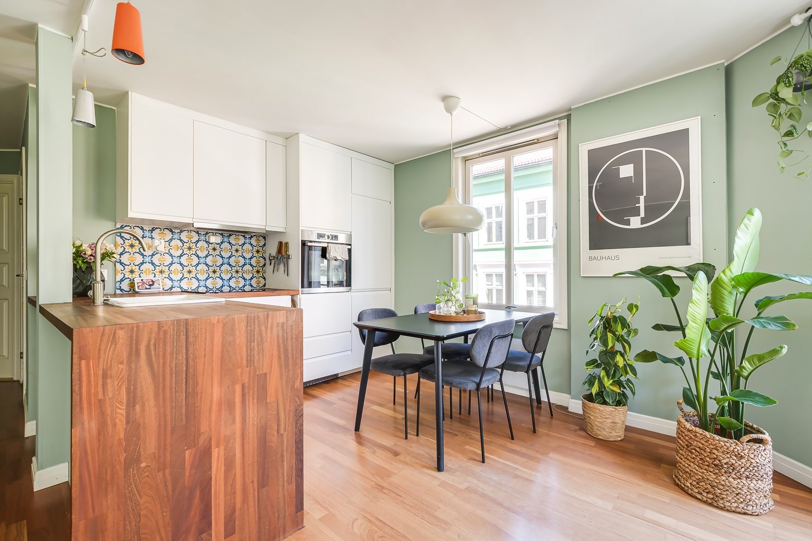 Kjøkkenet ligger i åpen løsning mot stuen og har en praktisk og funksjonell utforming. Galleribilde