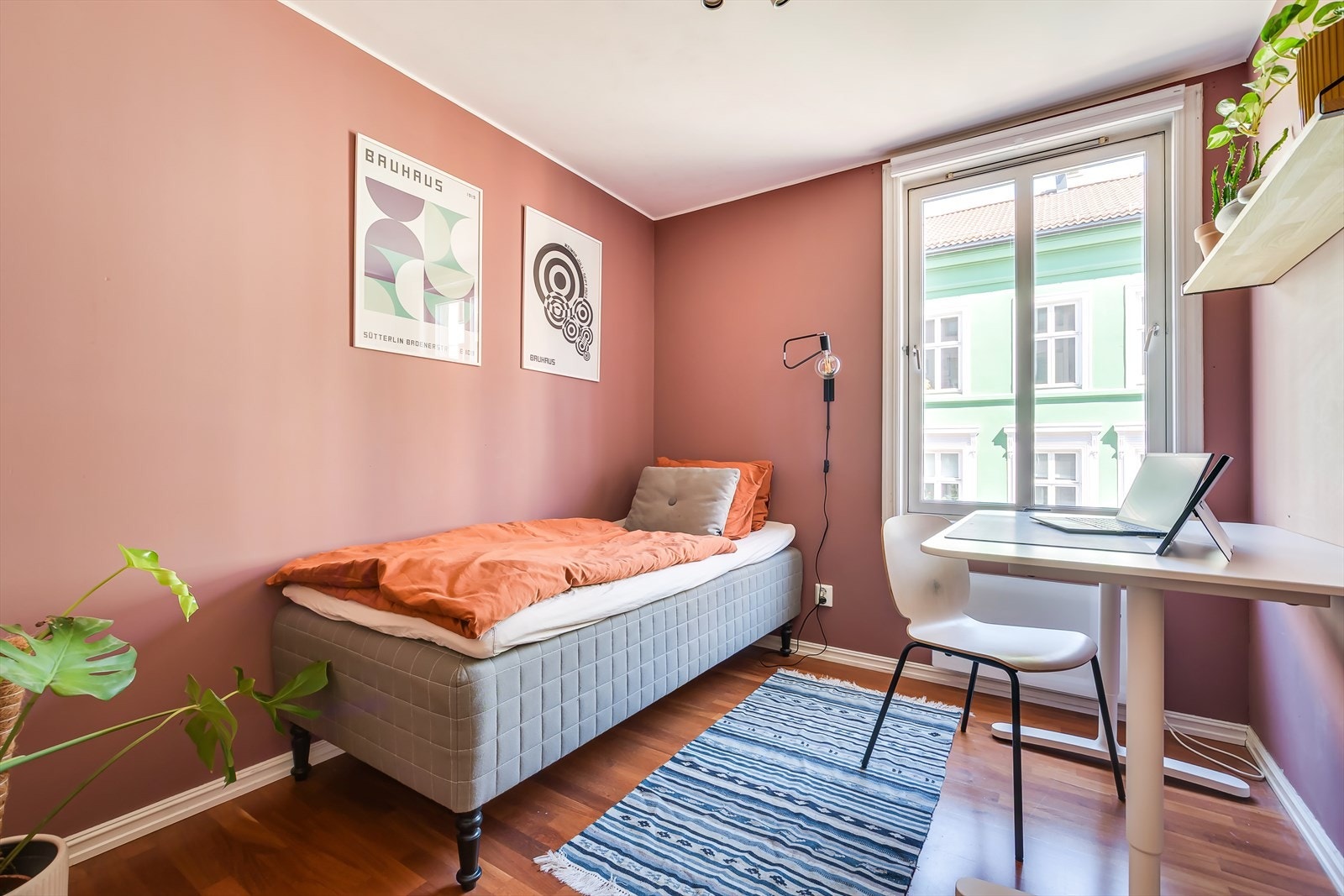 Soverom 2 er av god størrelse med plass til dobbeltseng og garderobeskap. Galleribilde