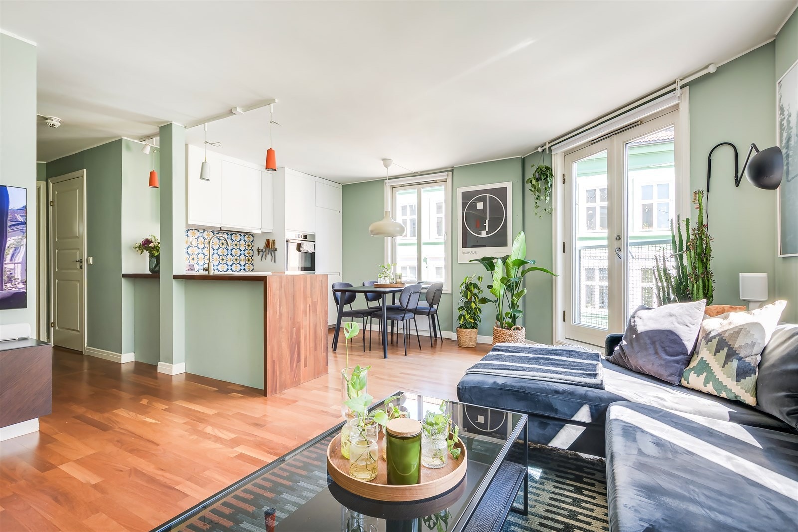 Her bor du i et unikt bofellesskap med tilgang til flotte fellesarealer som takterrasse, bakgård med sittegrupper og lekeplass, storkjøkken, kinorom, treningsrom, selskapslokale, syrom, badstue, lekerom mm. Galleribilde