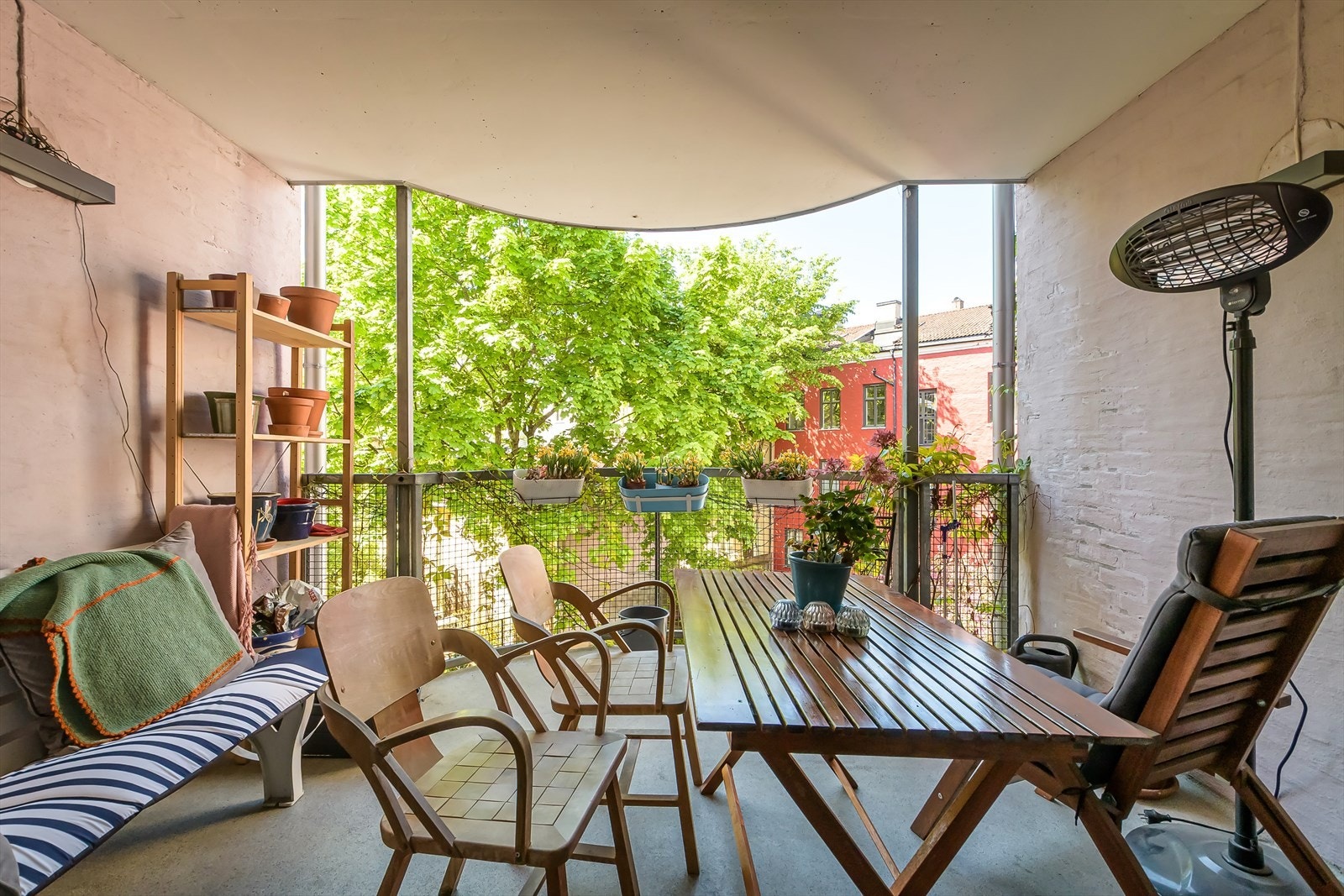 Her kan du nyte solen mens barna leker. Galleribilde