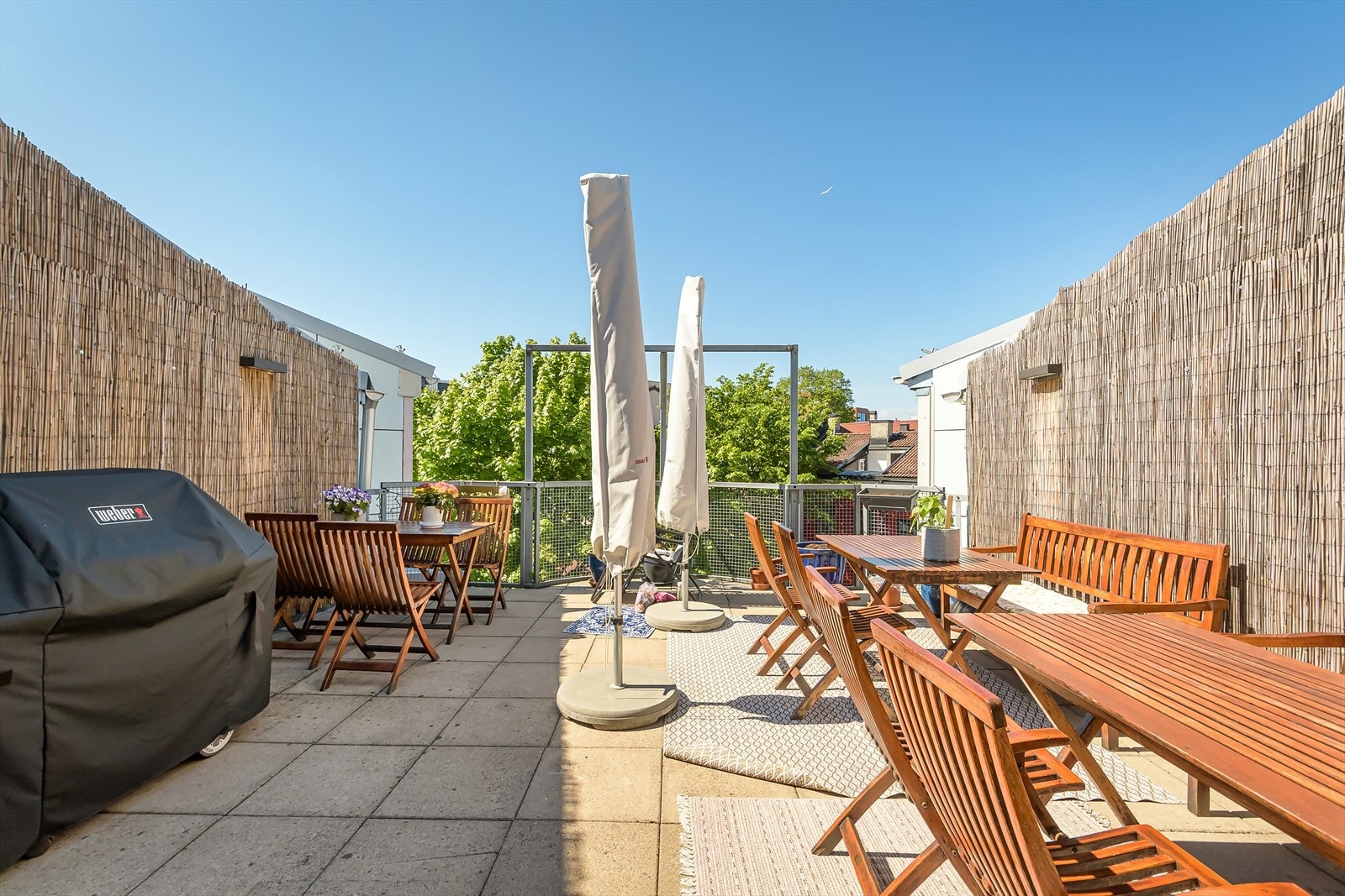 Takterrassen er innredet med flere sittegrupper og grill, perfekt for sosiale sammenkomster! Galleribilde