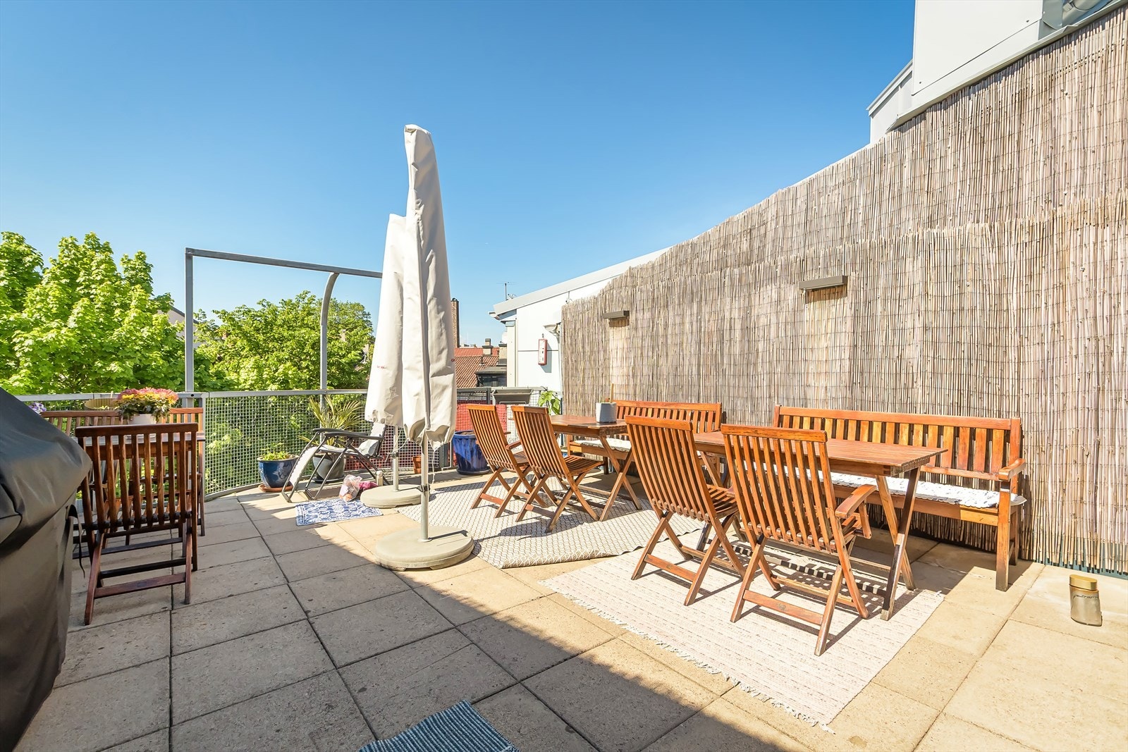 Felles, solrik takterrasse som er perfekt for late sommerdager. Galleribilde